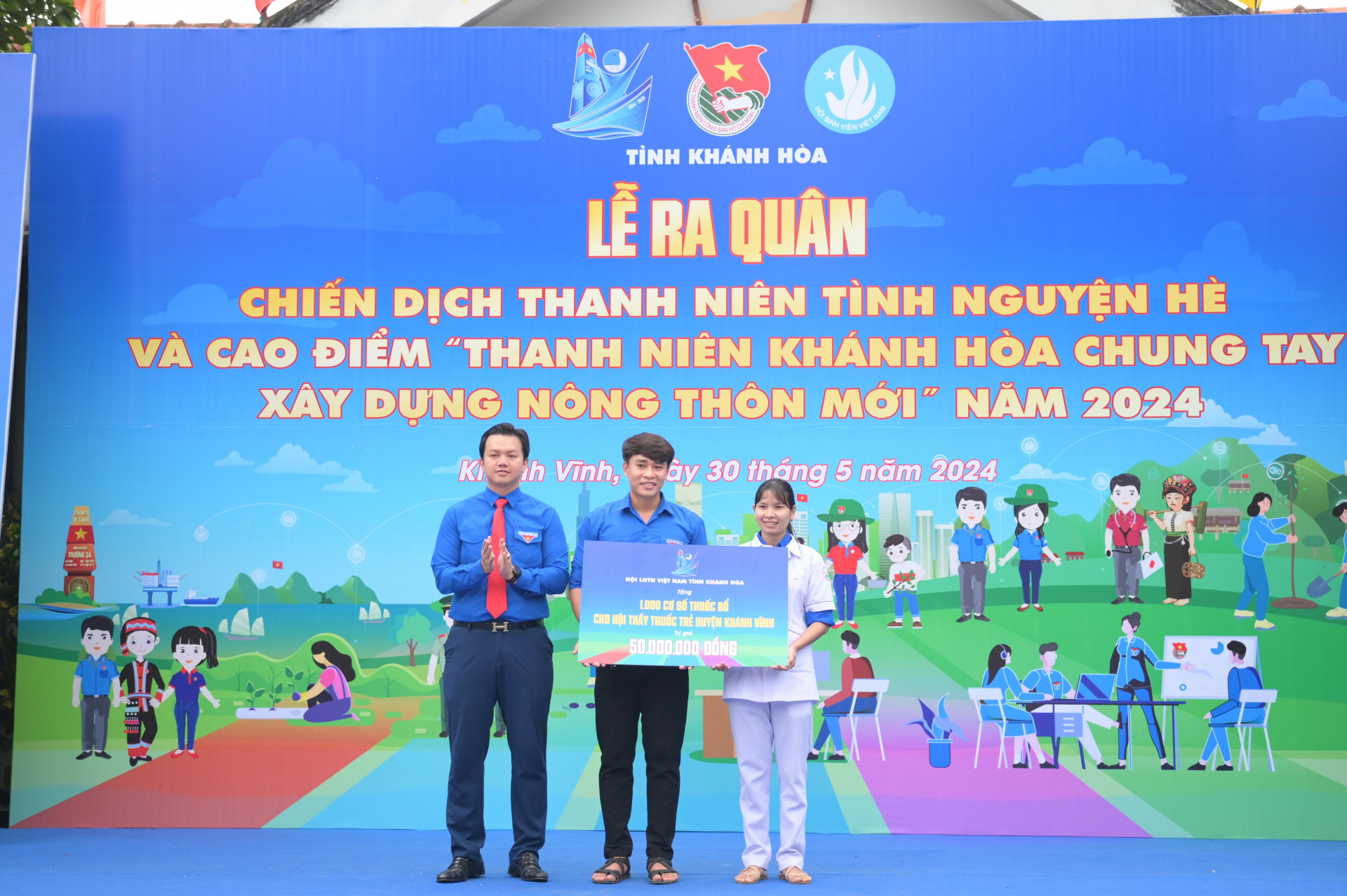 Lãnh đạo Tỉnh đoàn trao biểu trưng hỗ trợ 1.000 cơ số thuốc cho Câu lạc bộ Thầy thuốc trẻ huyện Khánh Vĩnh.