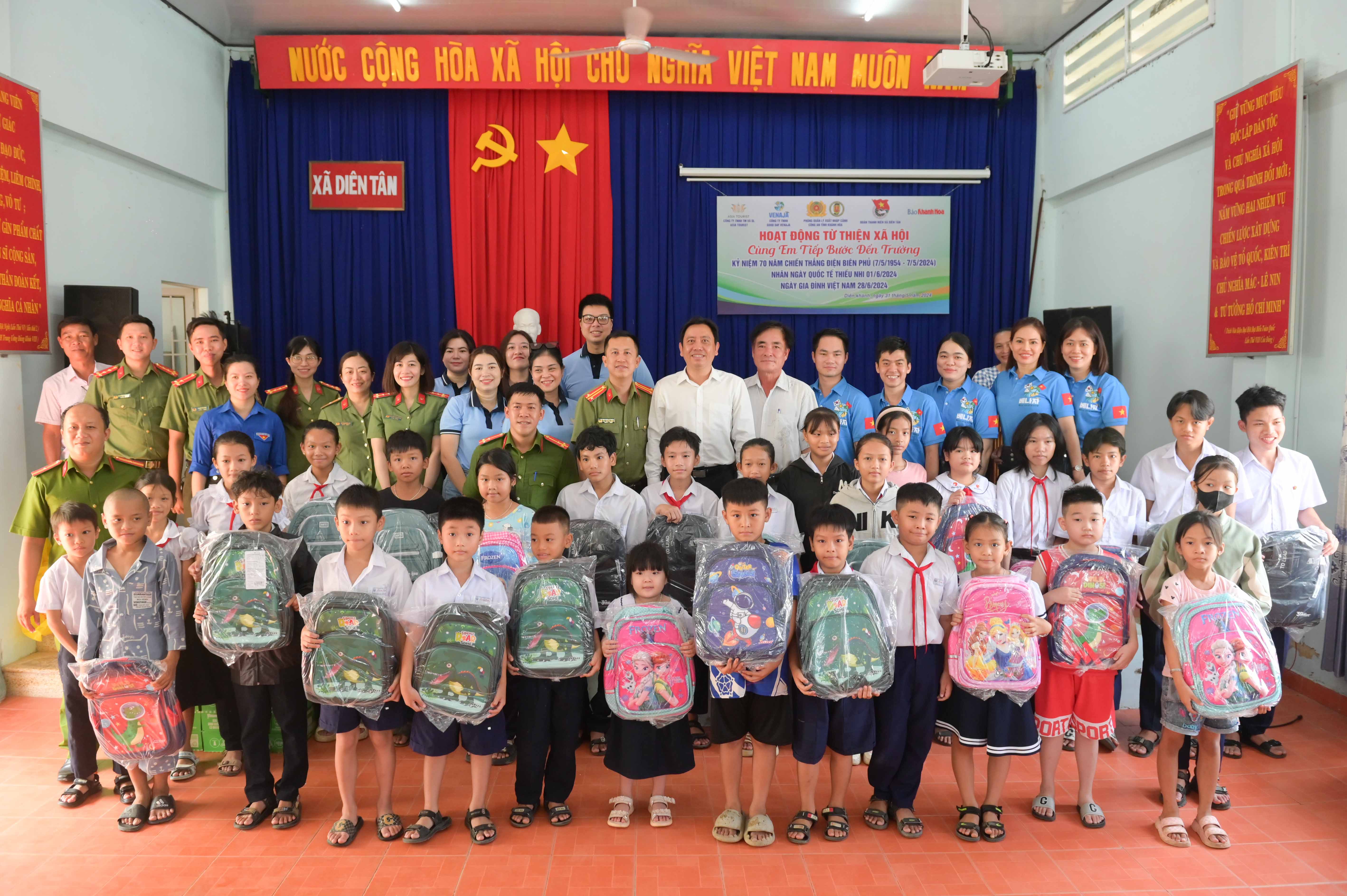 Trao tặng 20 xe đạp và các phần quà cho học sinh khó khăn xã Diên Tân