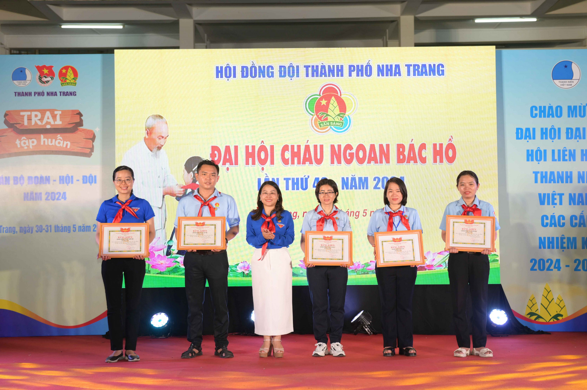 Tỉnh đoàn tặng bằng khen cho các tập thể có thành tích xuất sắc trong thực hiện phong trào Vì đàn em thân yêu giai đoạn 2018 - 2023.