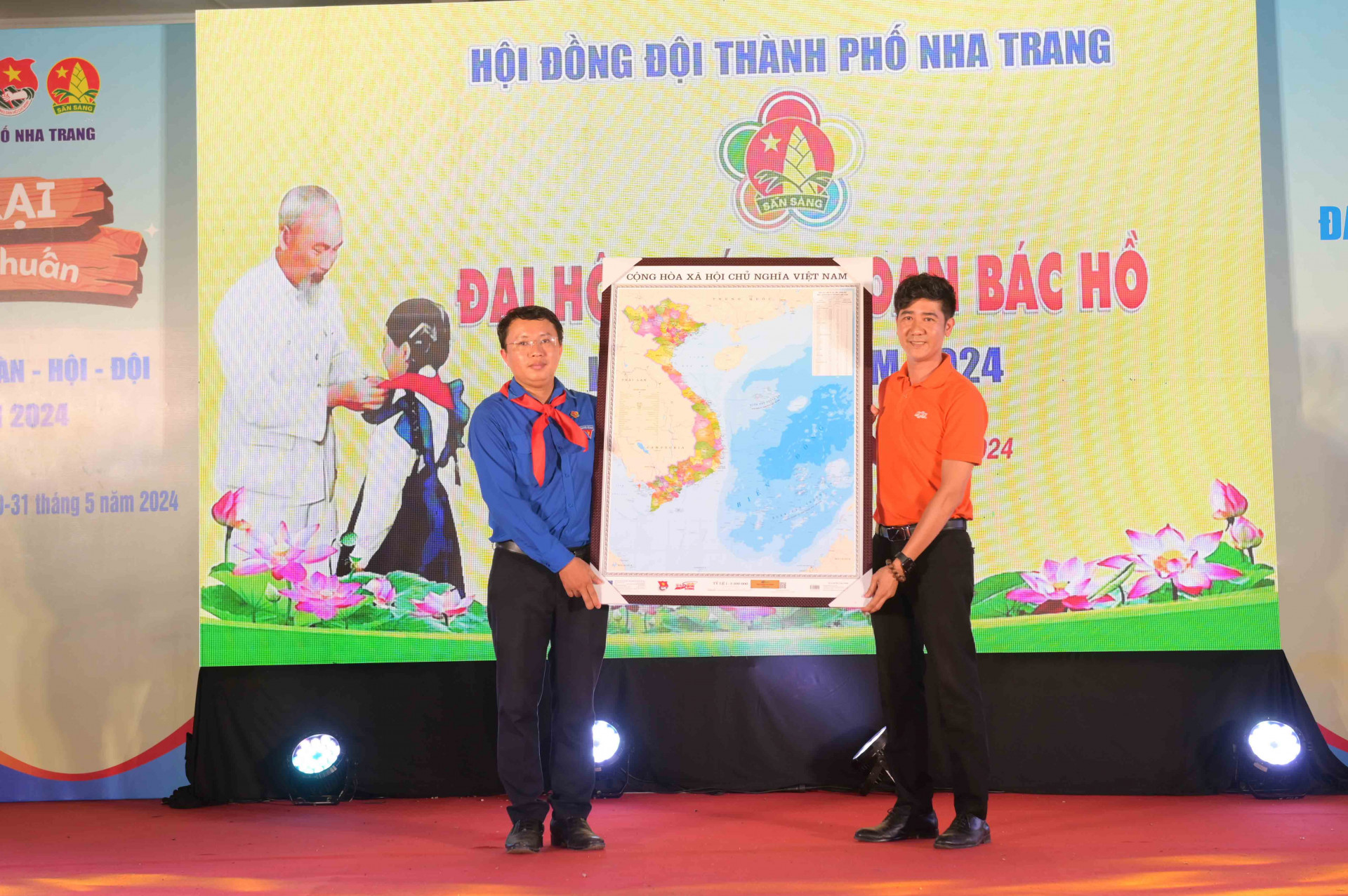 Trường Phổ Thông Cao đẳng FPT Polytechnic - Nha Trang trao tặng Hội đồng Đội TP. Nha Trang 10 tấm bản đồ Việt Nam.