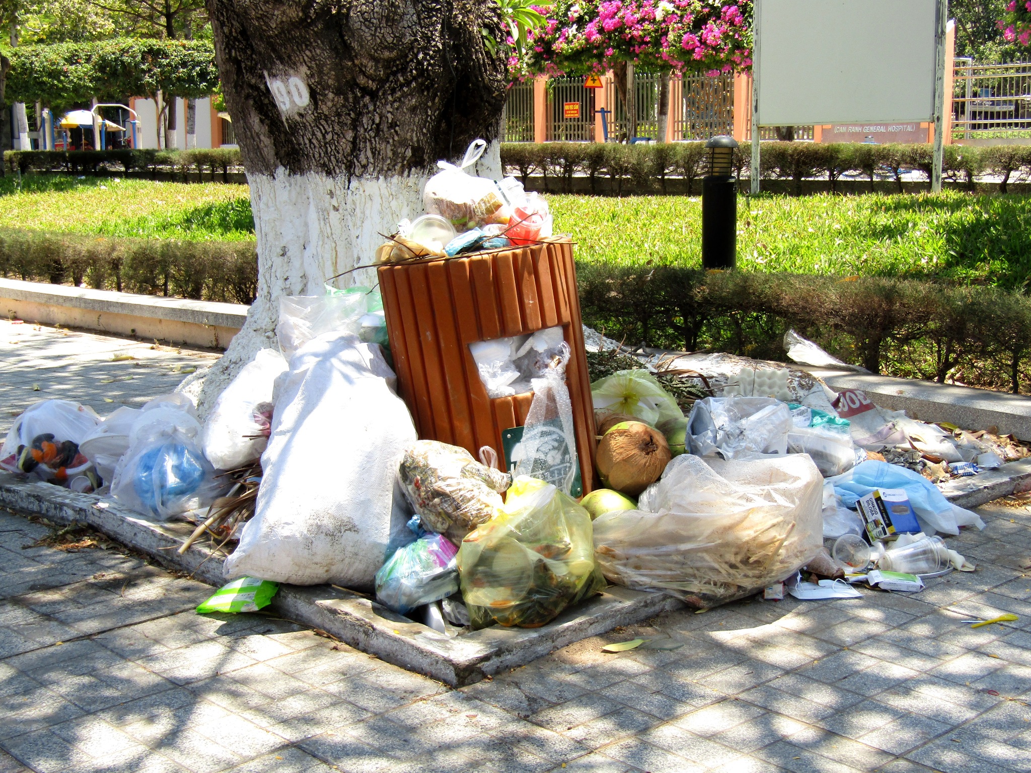 Xả rác bừa bãi ở công viên