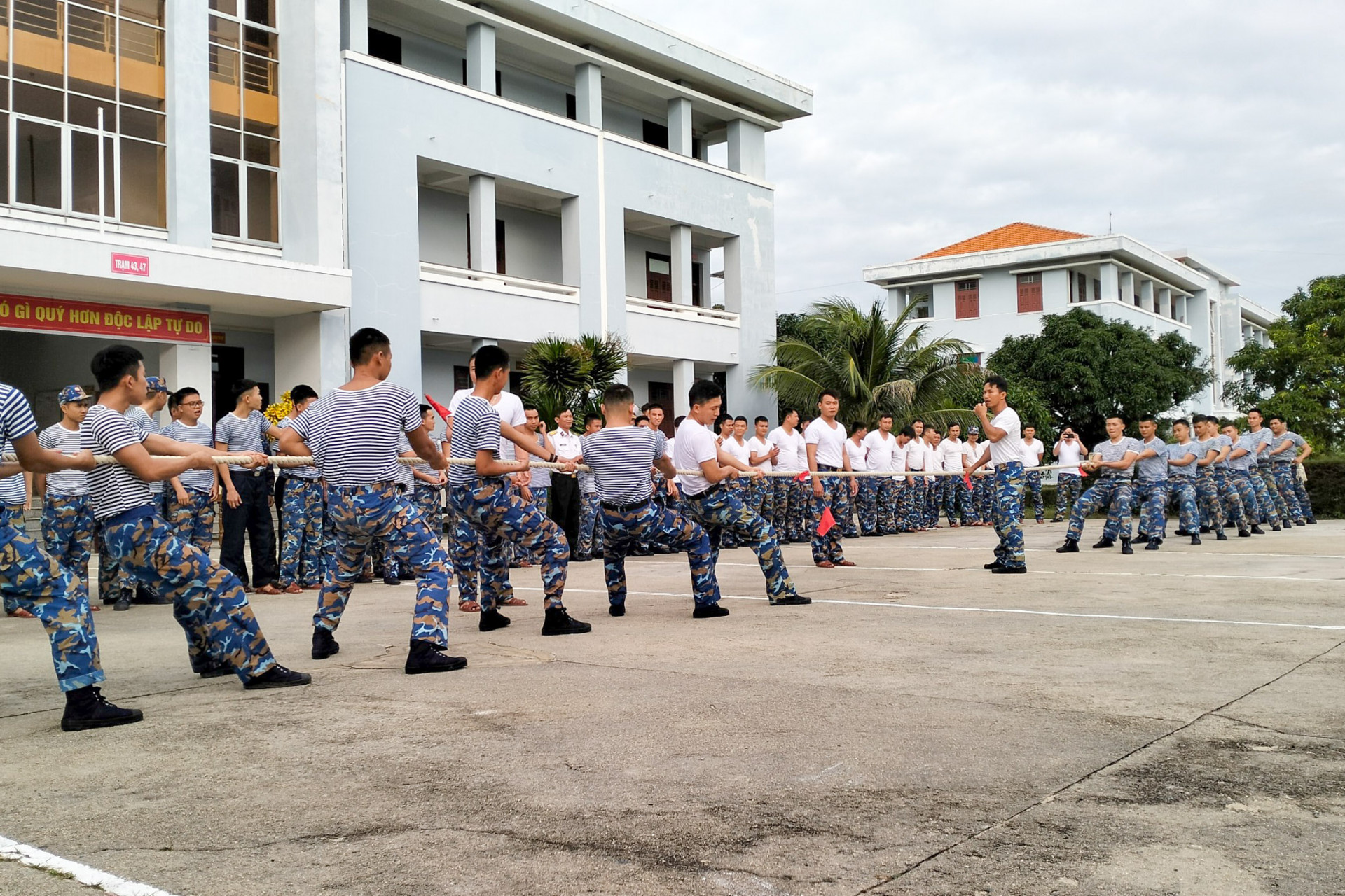 Các đội tham gia thi kéo co.