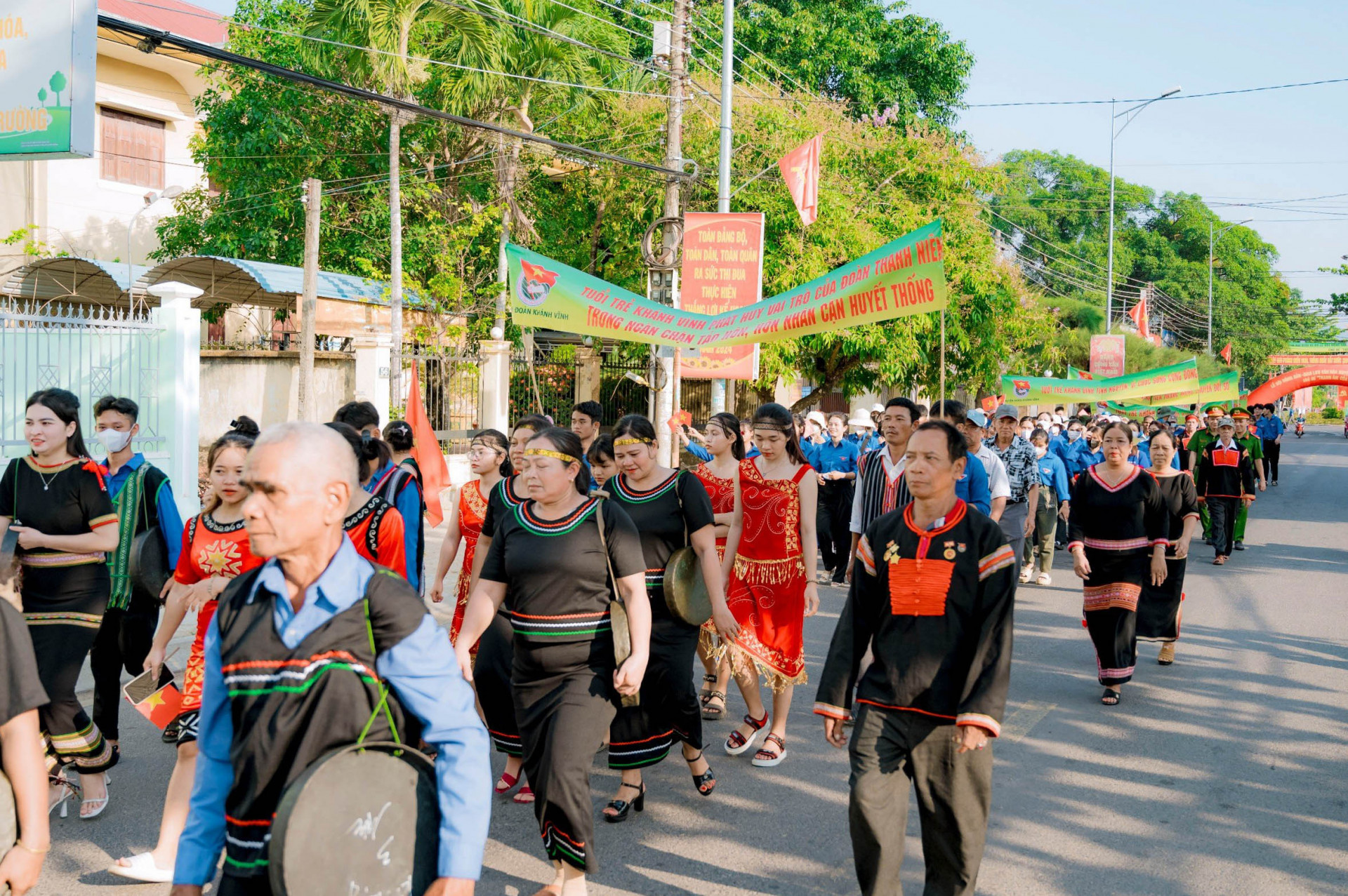 Mở đầu lễ hội, các đoàn viên, thanh niên, người dân tham gia diễu hành tuyên truyền trên các tuyến đường chính của thị trấn Khánh Vĩnh.