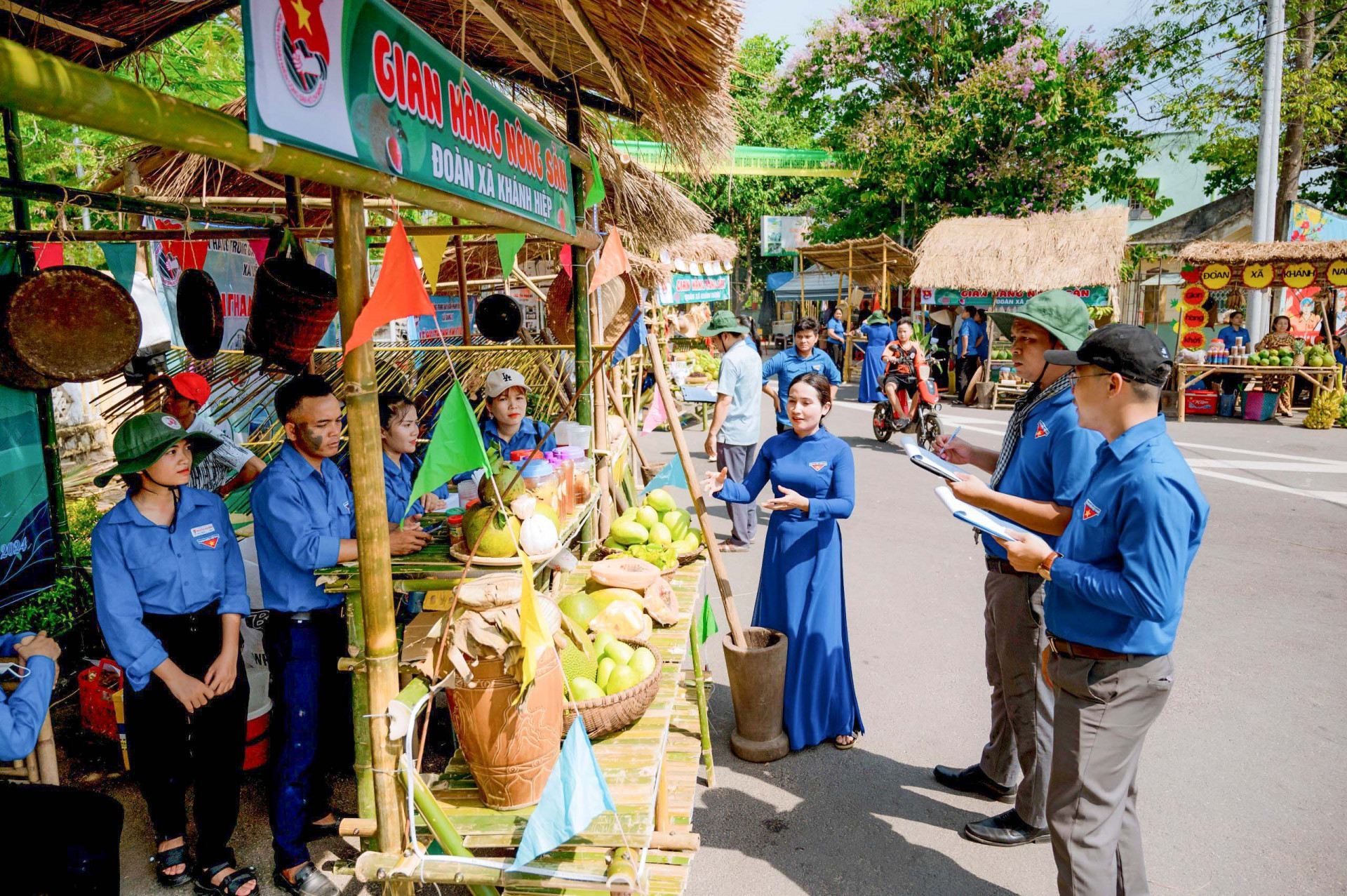 Các đoàn xã trưng bày những nông sản đặc trưng của địa phương tại mỗi gian hàng của mình.