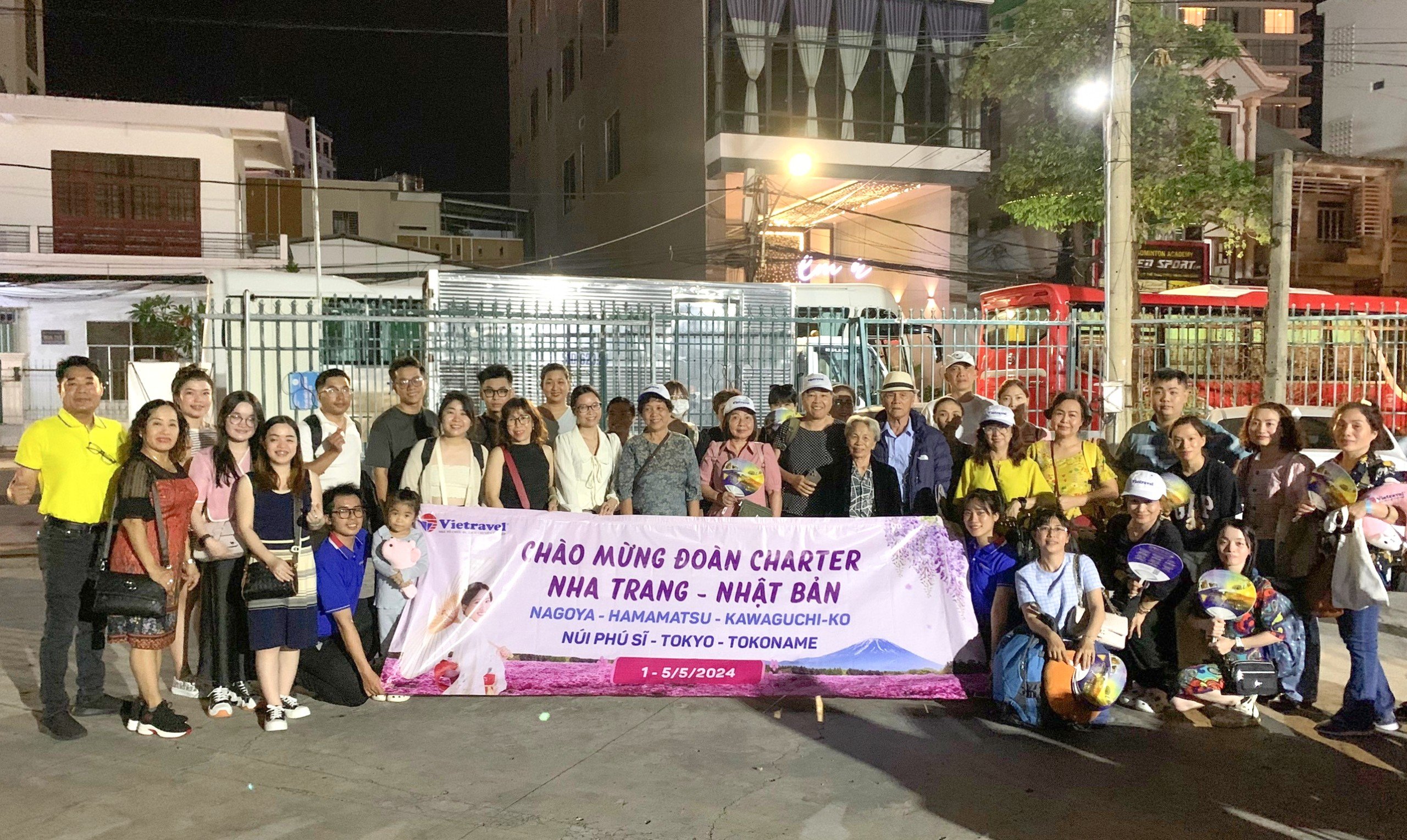 Vietravel Nha Trang khởi hành tour charter đưa hơn 160 khách đến Nhật Bản ngắm sắc hoa tử đằng và hoa chi anh