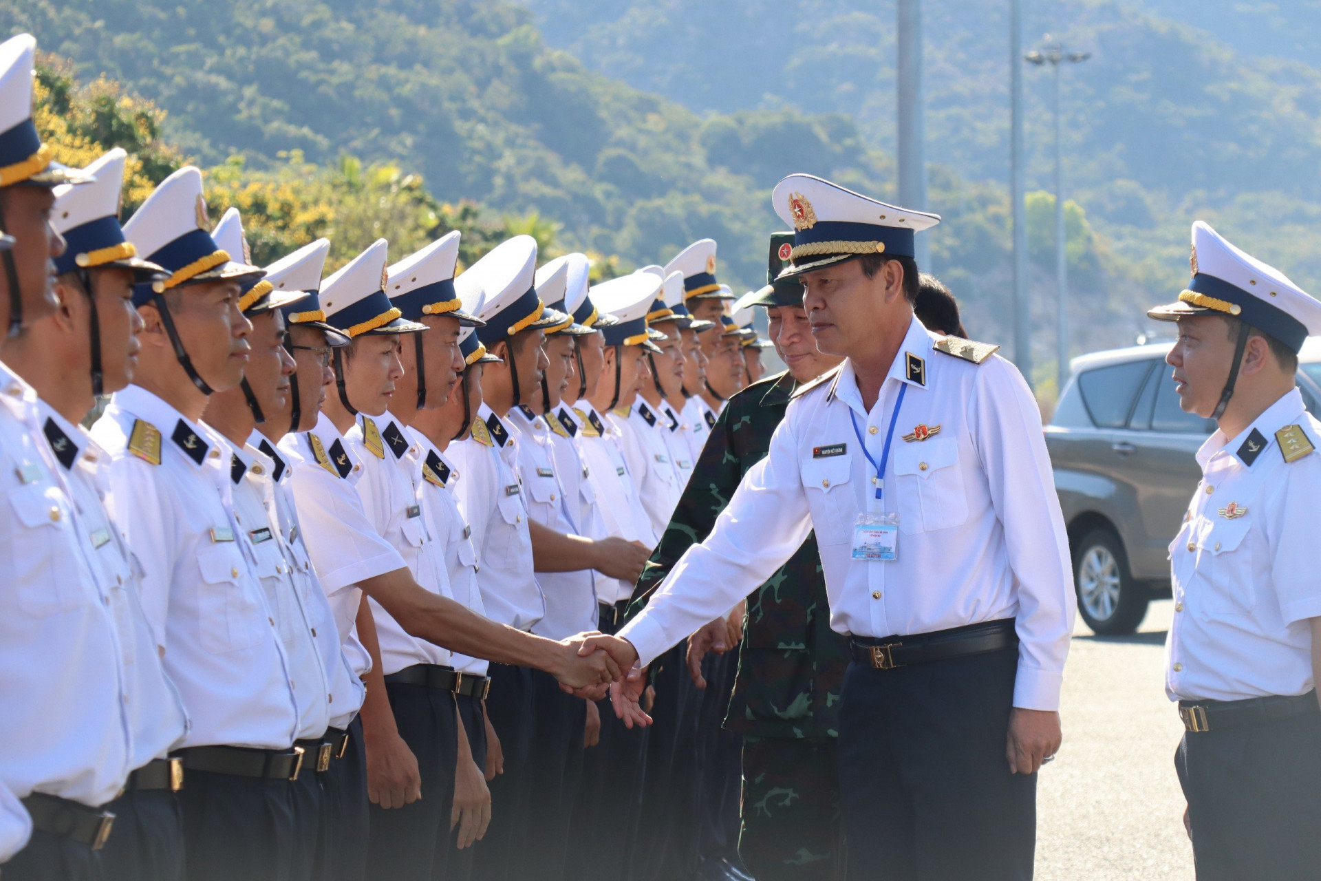 Chuẩn đô đốc Nguyễn Viết Khánh - Phó Tham mưu trưởng Quân chủng Hải quân bắt  tay chiến sĩ trước giờ lên tàu.