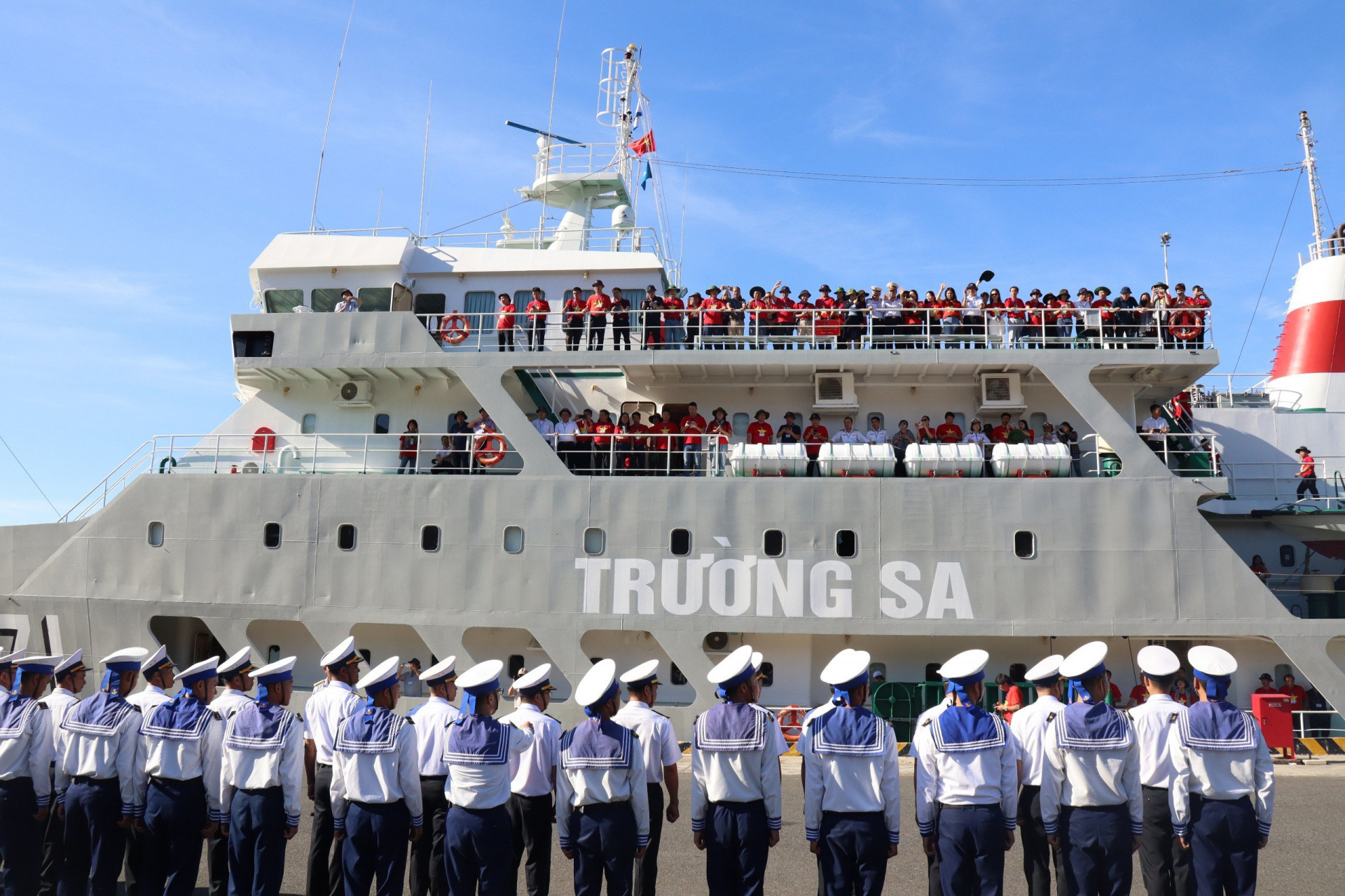 Đoàn  công  tác  vẫy  tay  chào  cán  bộ  chiến  sĩ  khi  tàu  chuẩn  bị  rời  cảng.