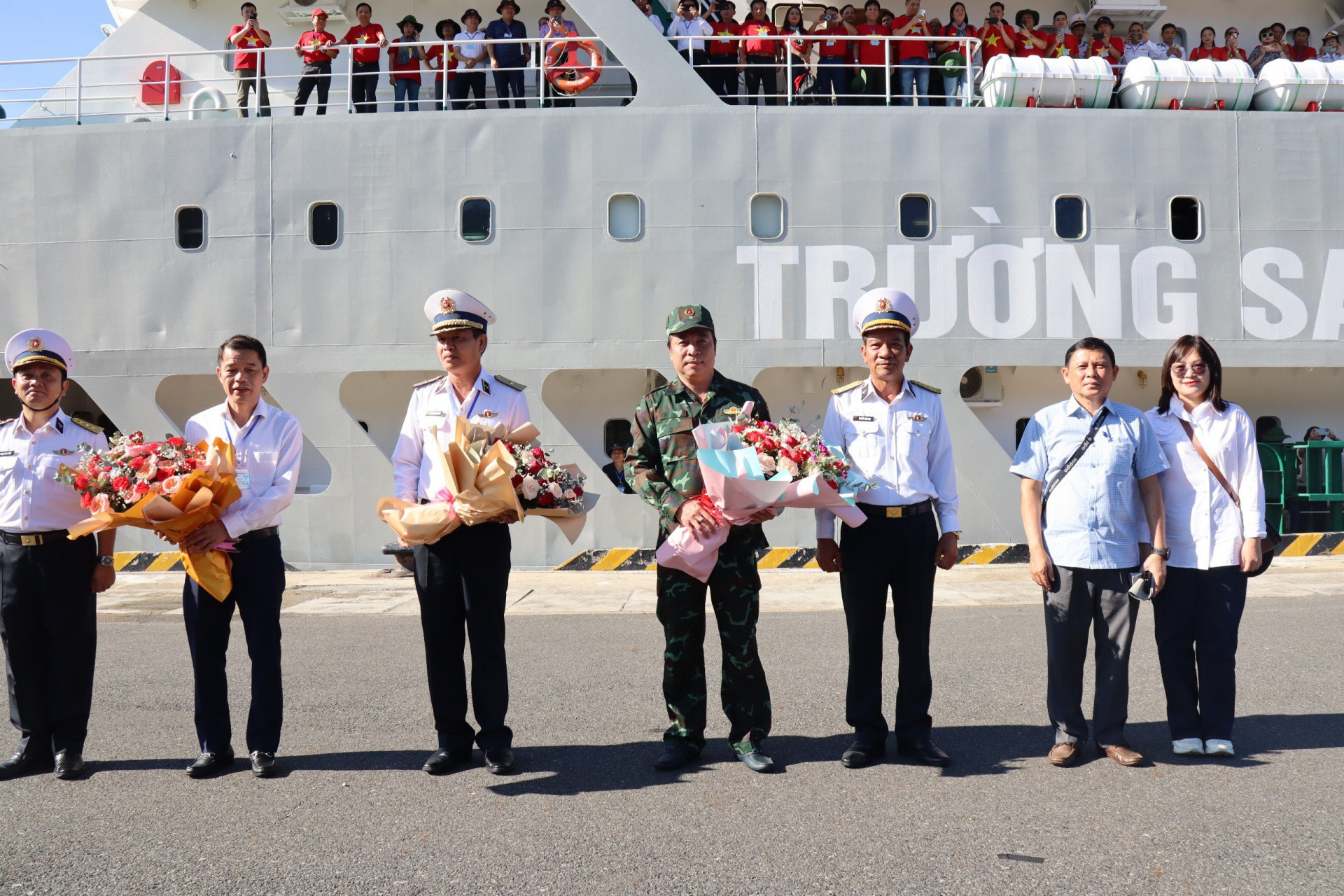 Bộ  tư lệnh Vùng 4 Hải  quân  tặng  hoa  chúc  mừng  lãnh  đạo  đoàn  công  tác.