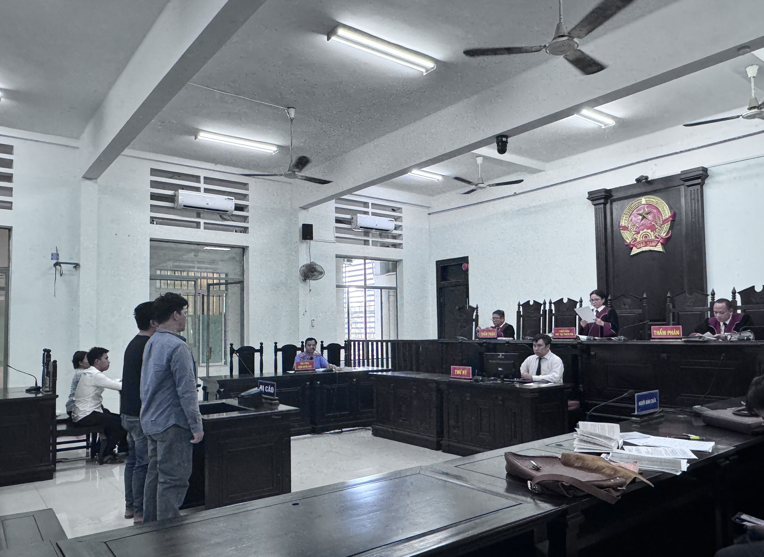 Gây thương tích cho người khác, 2 thanh niên vào tù