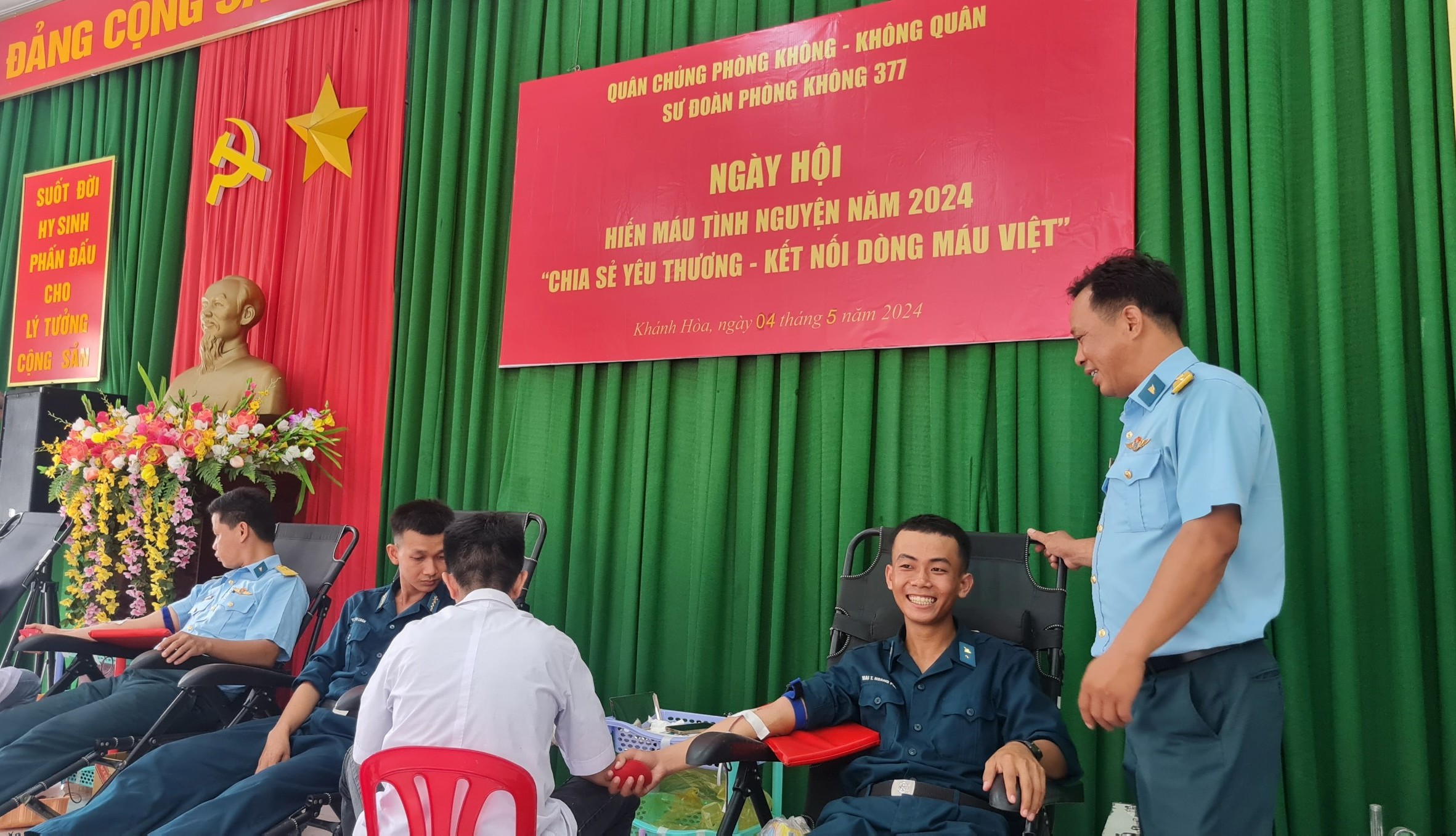 Gần 300 cán bộ, chiến sĩ Sư đoàn Phòng không 377 tham gia hiến máu tình nguyện