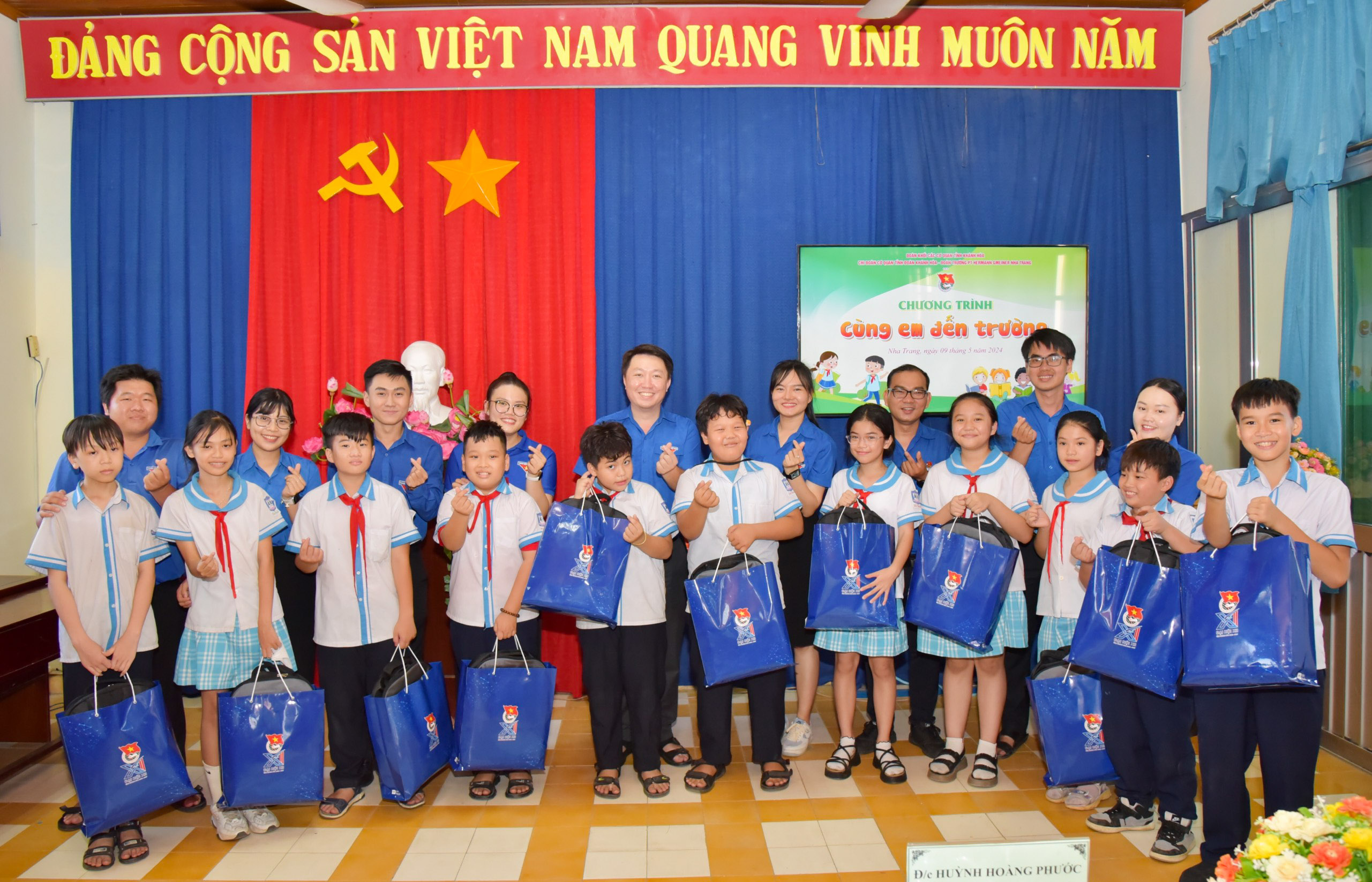 Chi đoàn cơ quan Tỉnh đoàn Khánh Hòa:: Trao 21 suất quà cho học sinh khó khăn