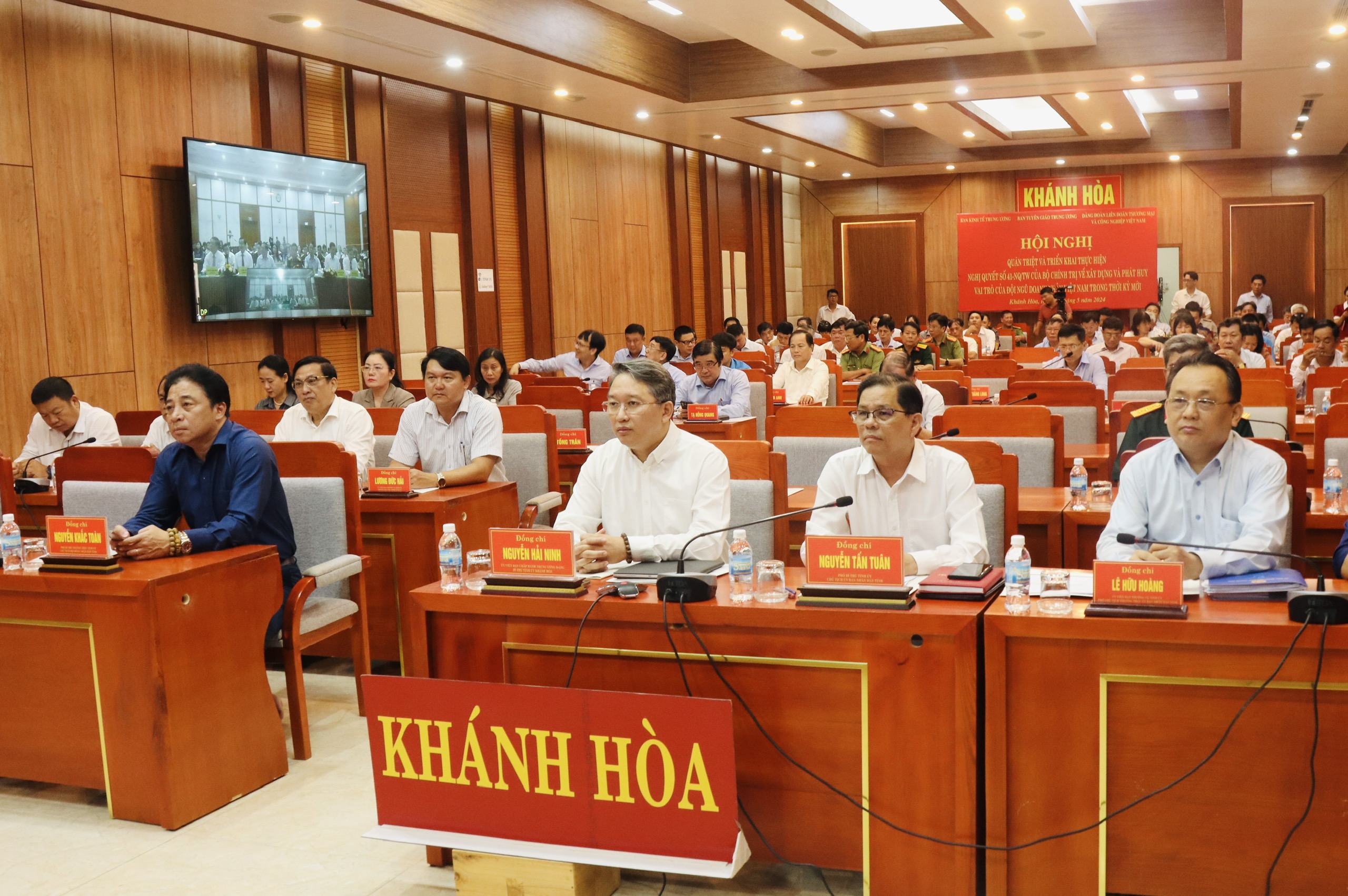 Quán triệt, triển khai thực hiện Nghị quyết của Bộ Chính trị về xây dựng và phát huy vai trò của đội ngũ doanh nhân Việt Nam trong thời kỳ mới