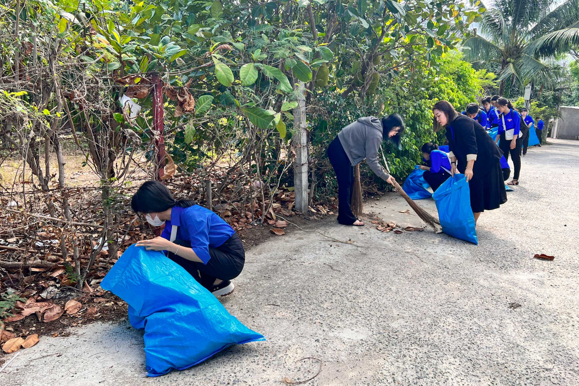 Các đoàn viên, thanh niên ra quân vệ sinh, phát quang bụi rậm.