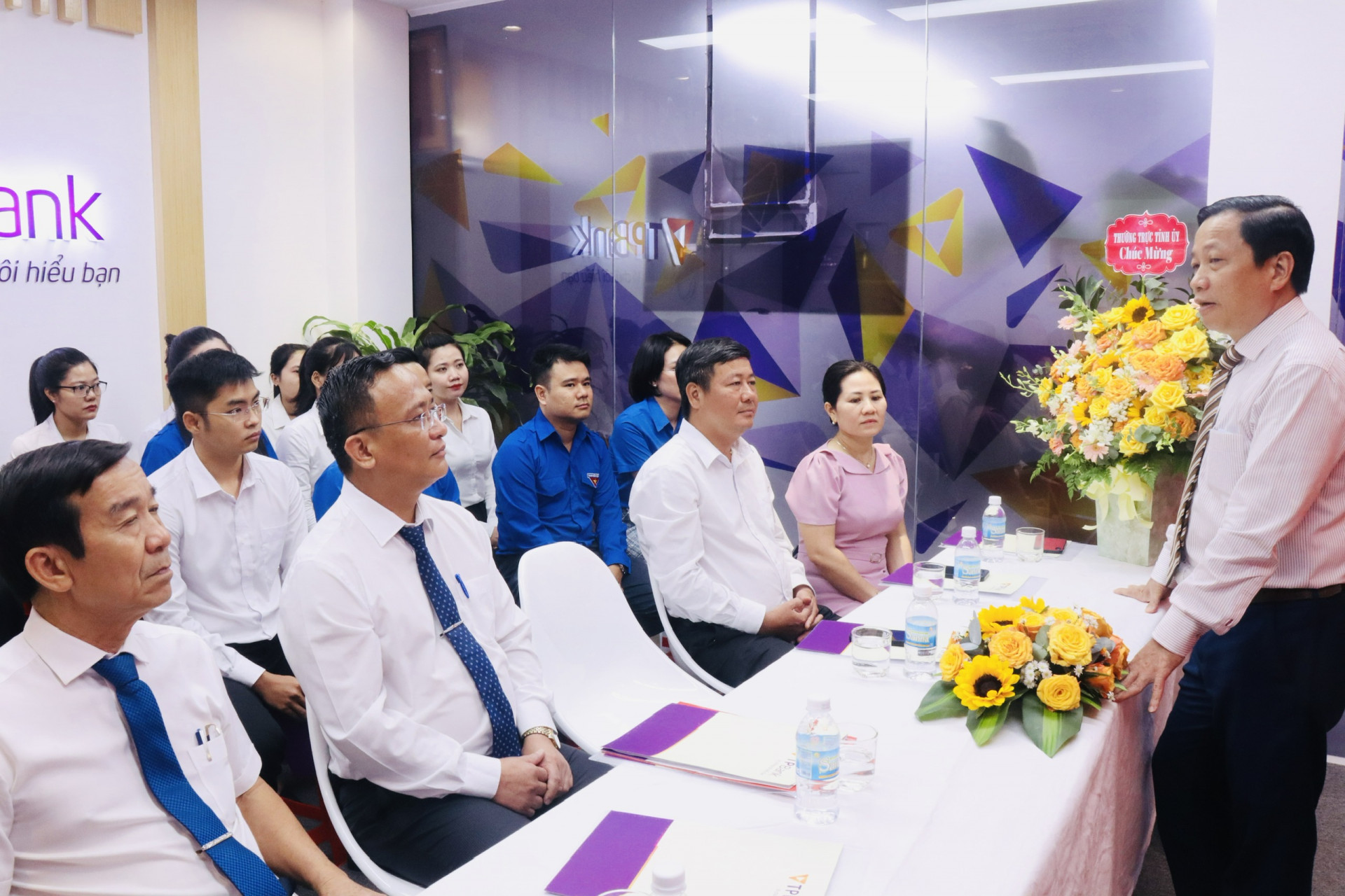 Phó Bí thư Tỉnh ủy Hà Quốc Trị phát biểu giao nhiệm vụ cho Chi bộ Ngân hàng Thương mại cổ phần Tiên Phong chi nhánh Nha Trang