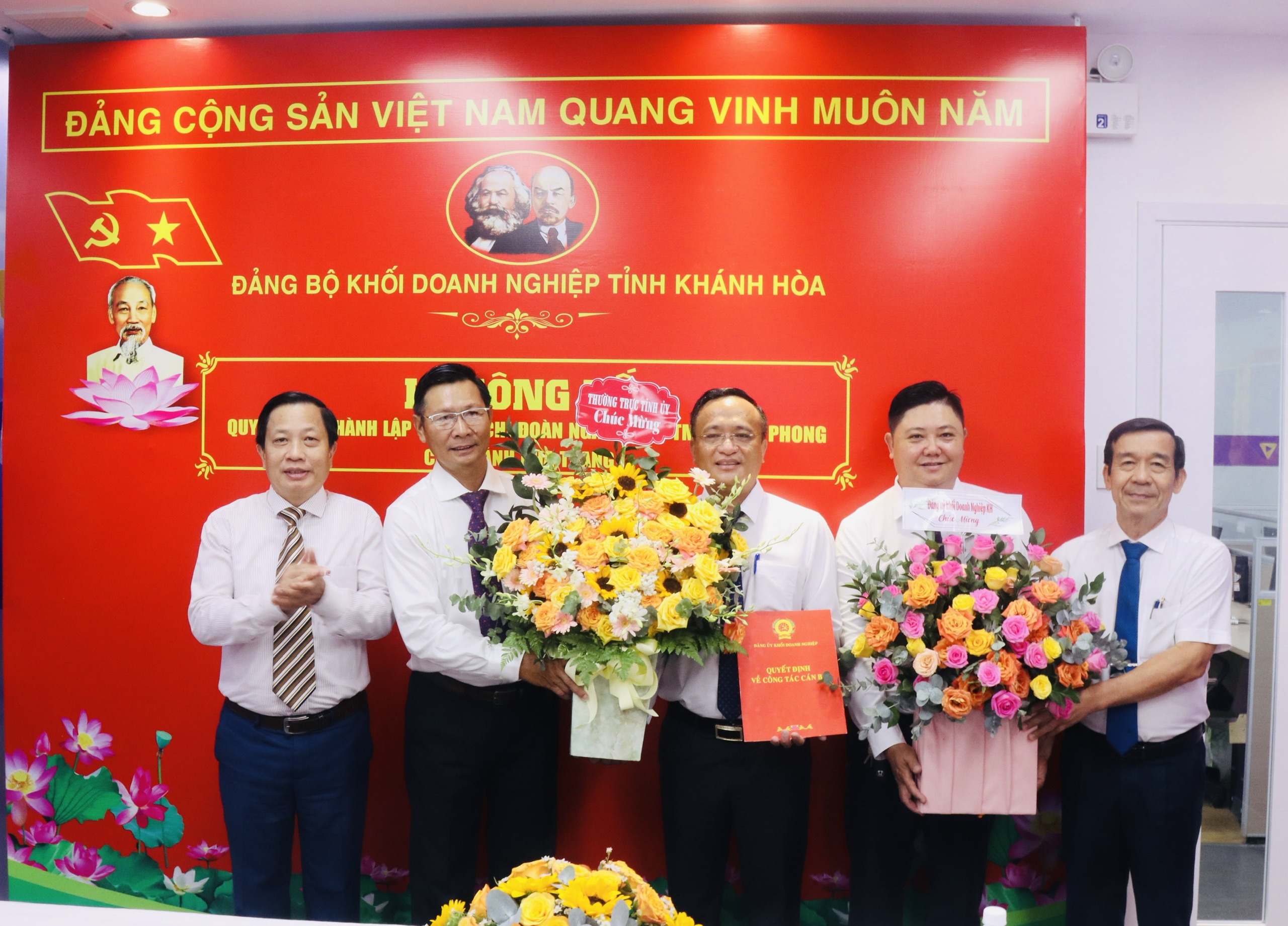 Đảng ủy Khối Doanh nghiệp tỉnh Khánh Hòa:: Thành lập Chi bộ Ngân hàng Thương mại cổ phần Tiên Phong Chi nhánh Nha Trang