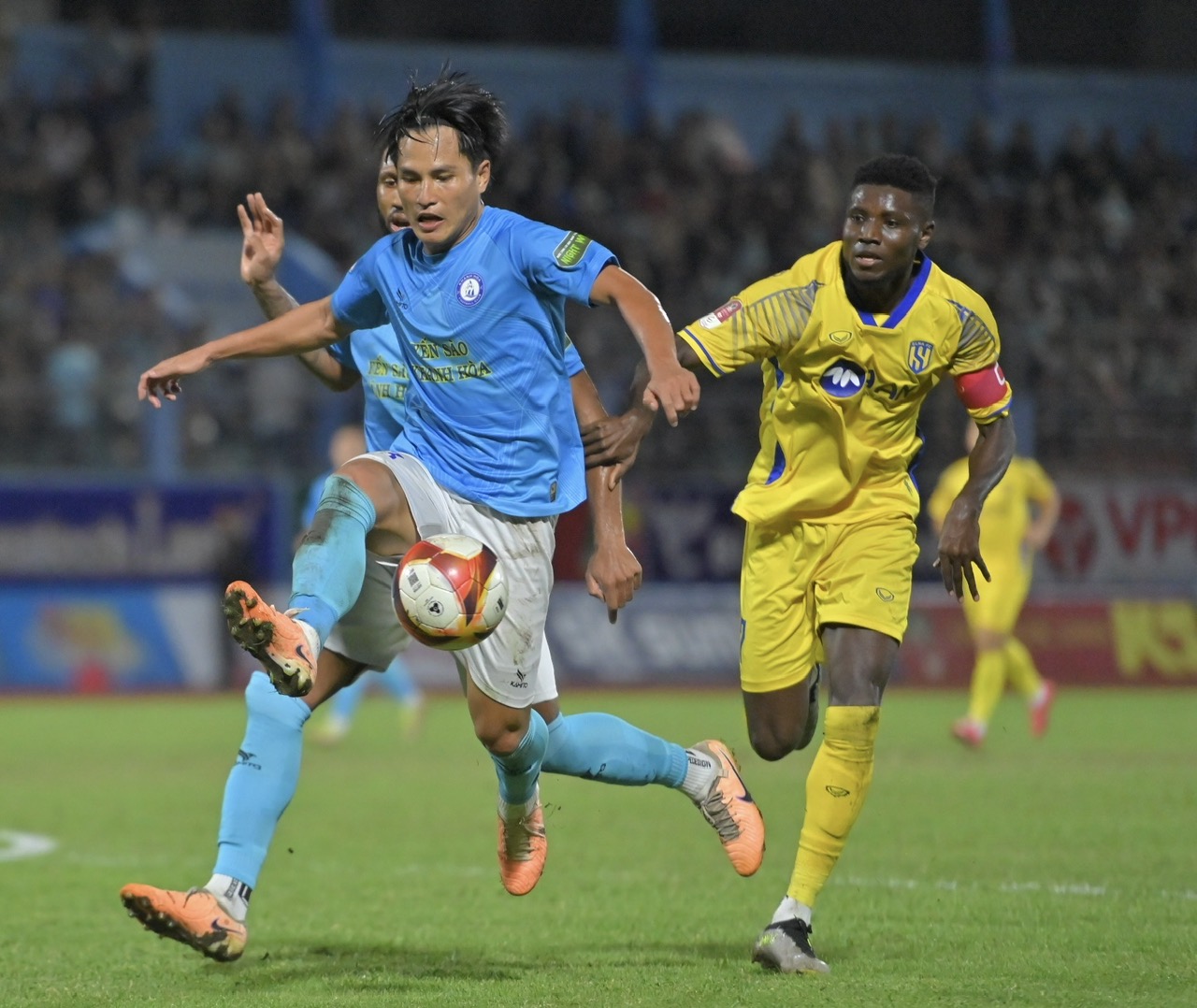 Trận đấu giữa Khánh Hòa FC và Sông Lam Nghệ An giai đoạn lượt đi.