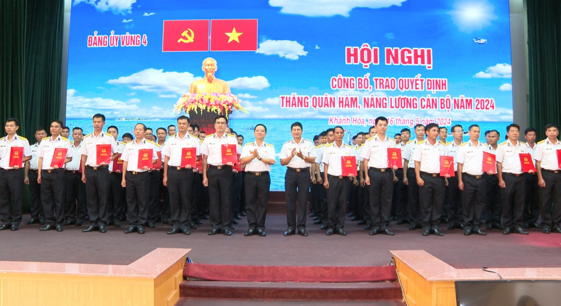 Thủ trưởng Vùng 4 Hải quân trao quyết định cho các quân nhân.