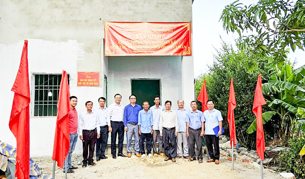 Liên minh hợp tác xã tỉnh Khánh Hòa: Trao nhà đại đoàn kết cho thành viên khó khăn