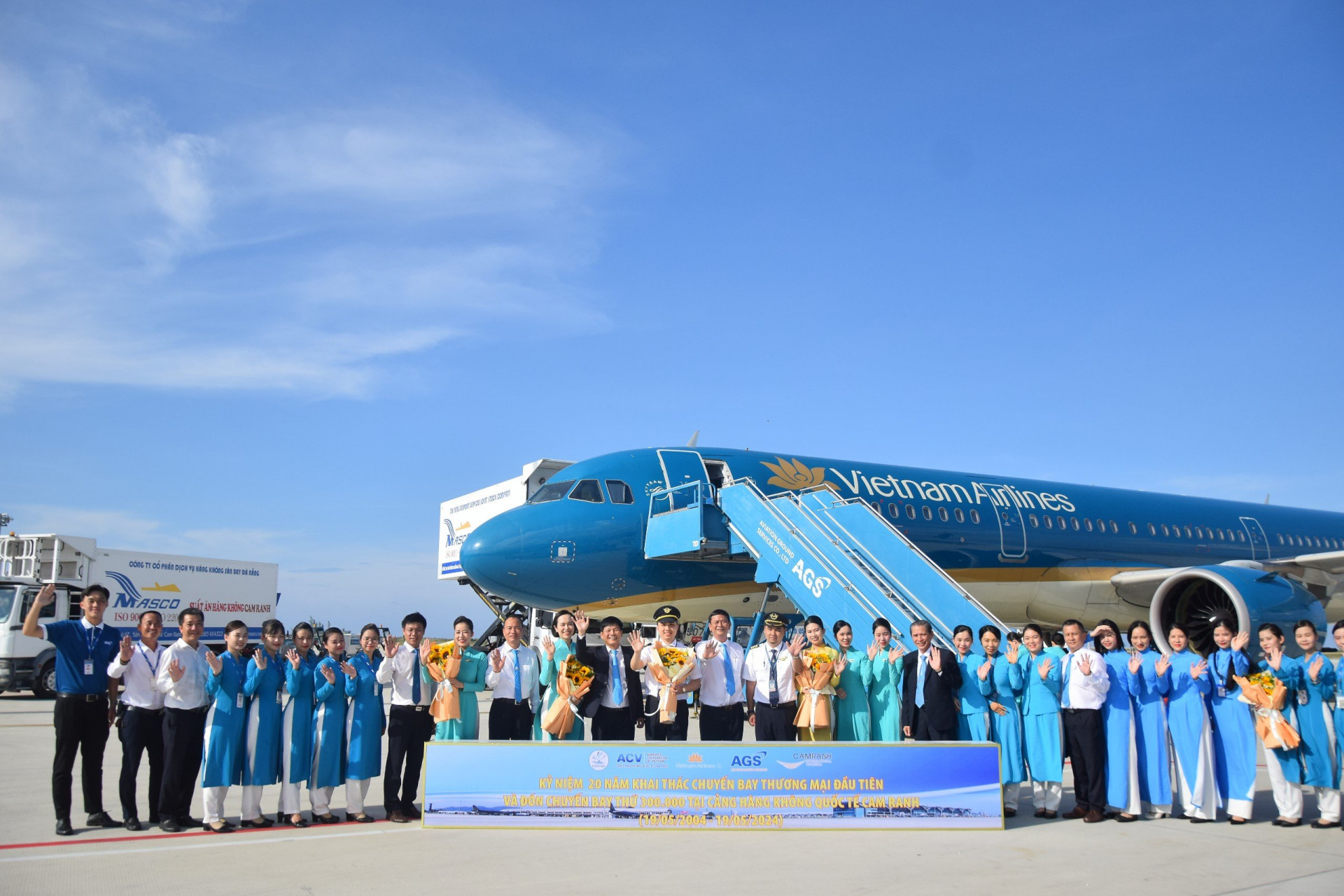 Lãnh đạo Cảng Hàng không quốc tế Cam Ranh tặng hoa chúc mừng phi hành đoàn.