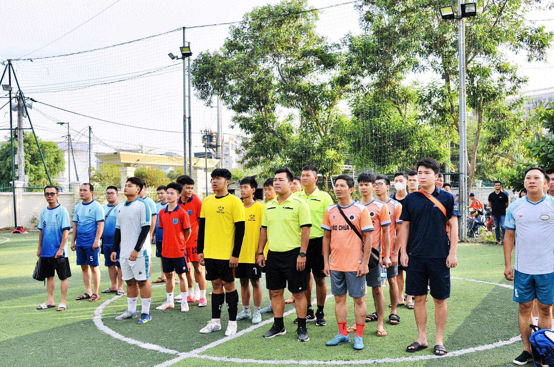 Các vận động viên tham gia giải bóng đá truyền thống phường Ngọc Hiệp.