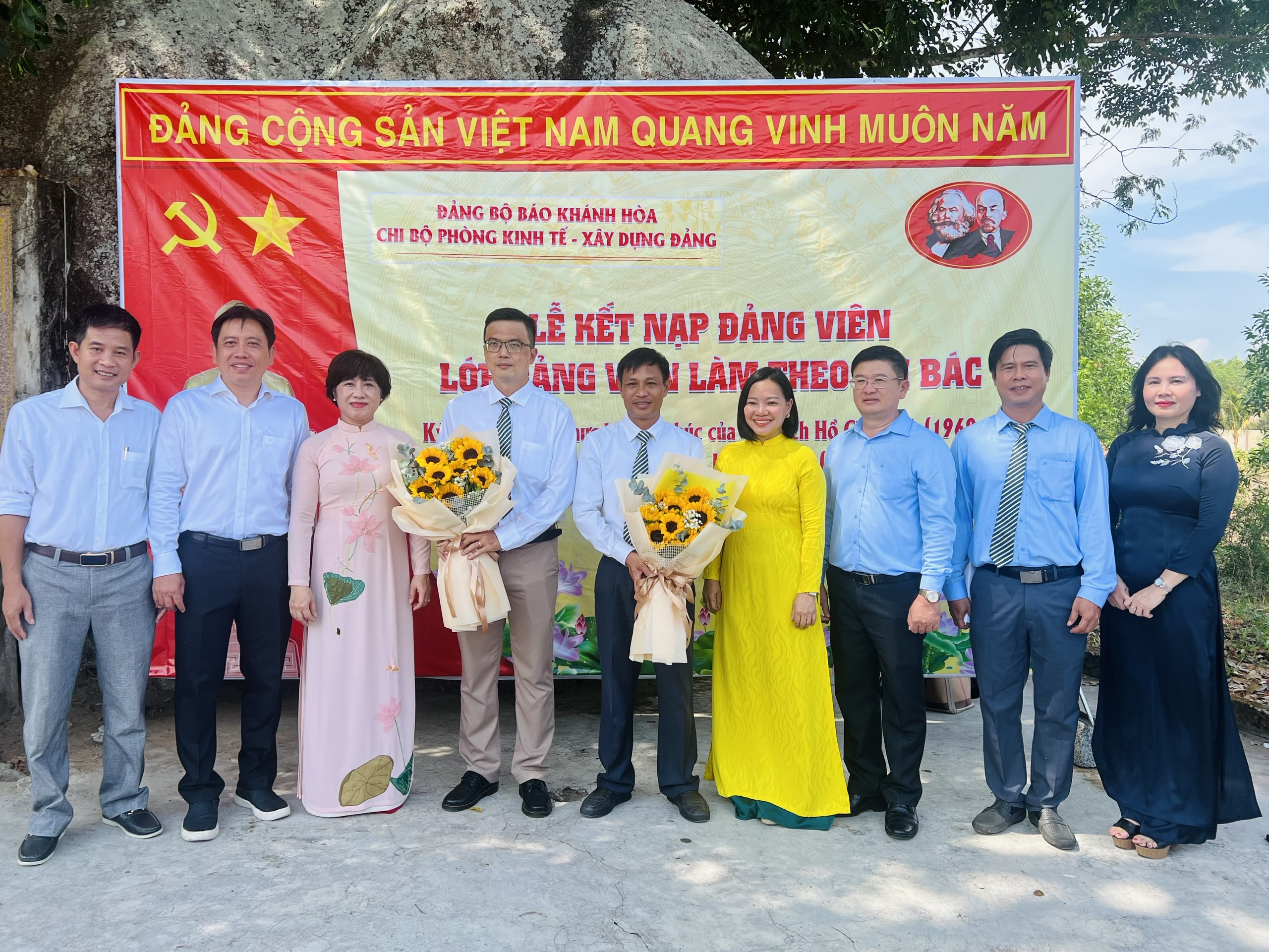 Đảng bộ Báo Khánh Hòa: Kết nạp đảng viên tại Di tích Căn cứ cách mạng Hòn Dữ