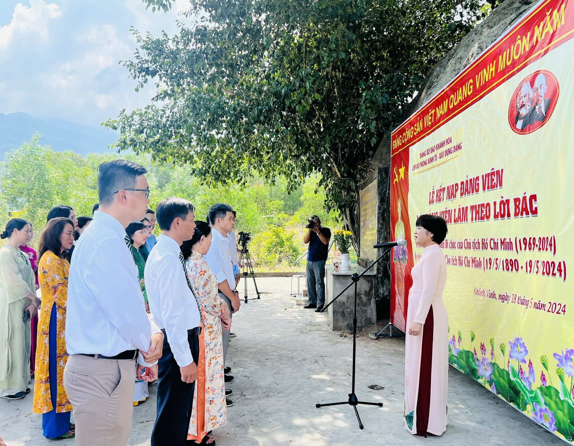 Bà Phạm Thị Khánh Hương - Bí thư Đảng ủy Khối các cơ quan tỉnh phát biểu tại lễ kết nạp đảng ở địa chỉ đỏ - Di tích căn cứ cách mạng Hòn Dữ