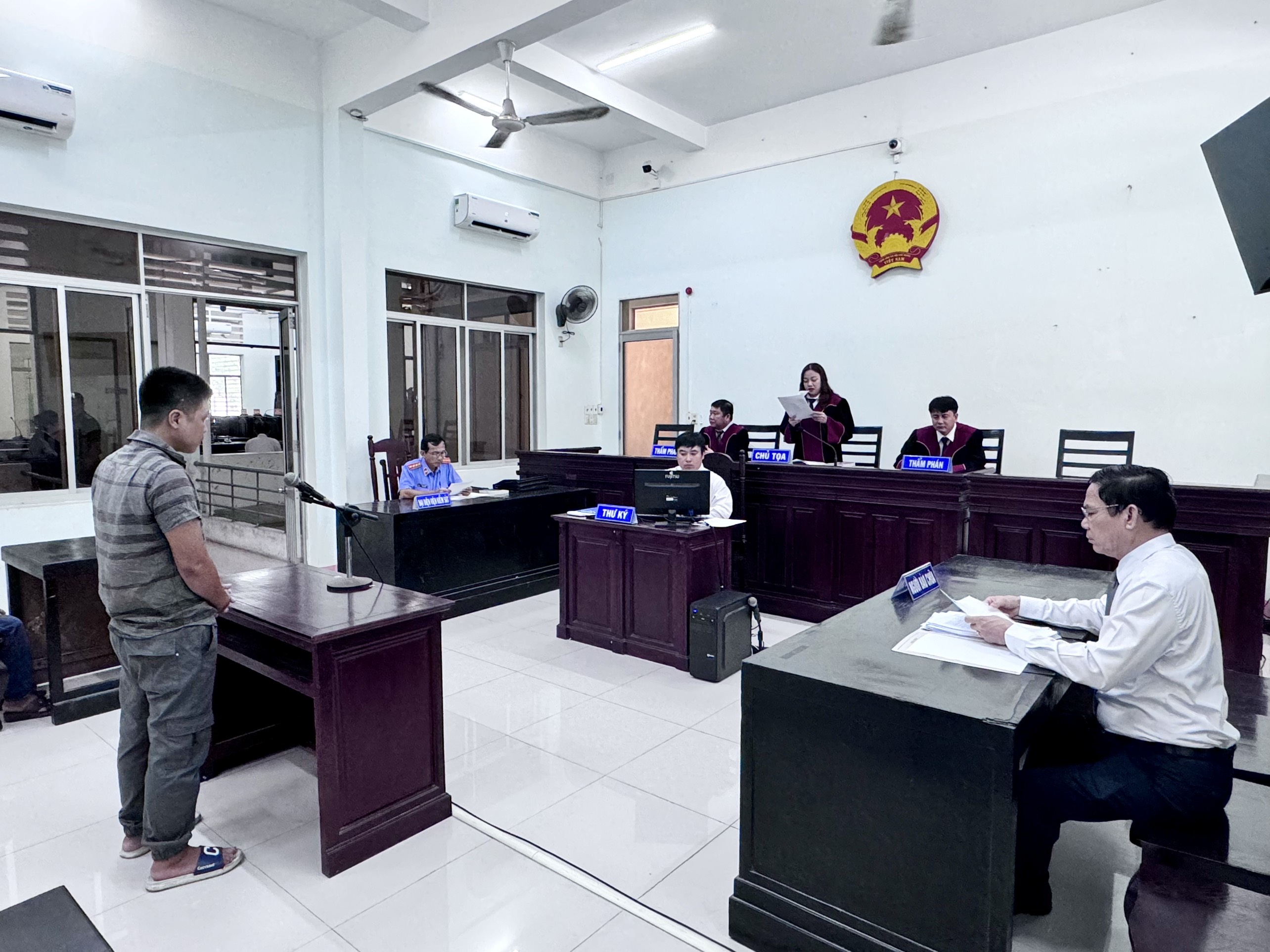 Vào tù vì trộm tài sản của chủ ghe