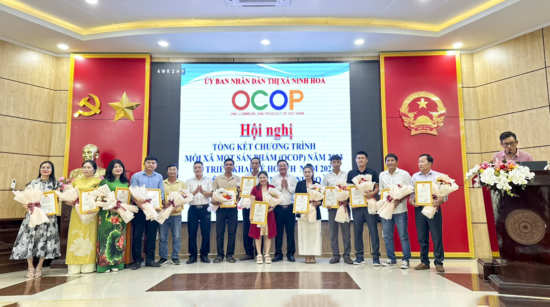 UBND thị xã Ninh Hòa trao quyết định công nhận 3 sao OCOP cho các chủ thể.
