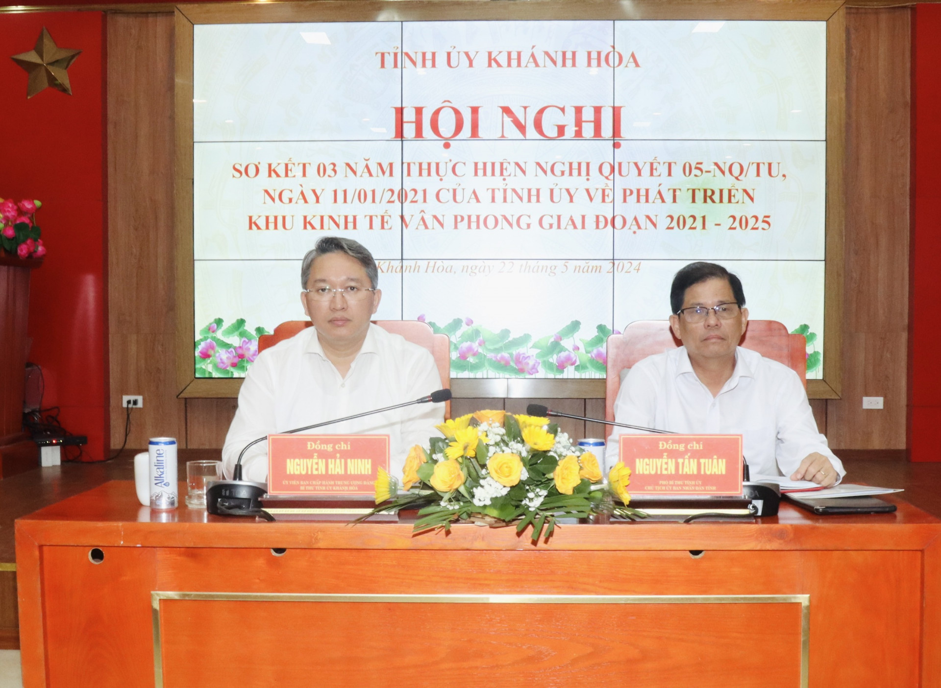 Bí thư Tỉnh ủy Nguyễn Hải Ninh và Chủ tịch UBND tỉnh Nguyễn Tấn Tuân chủ trì hội nghị