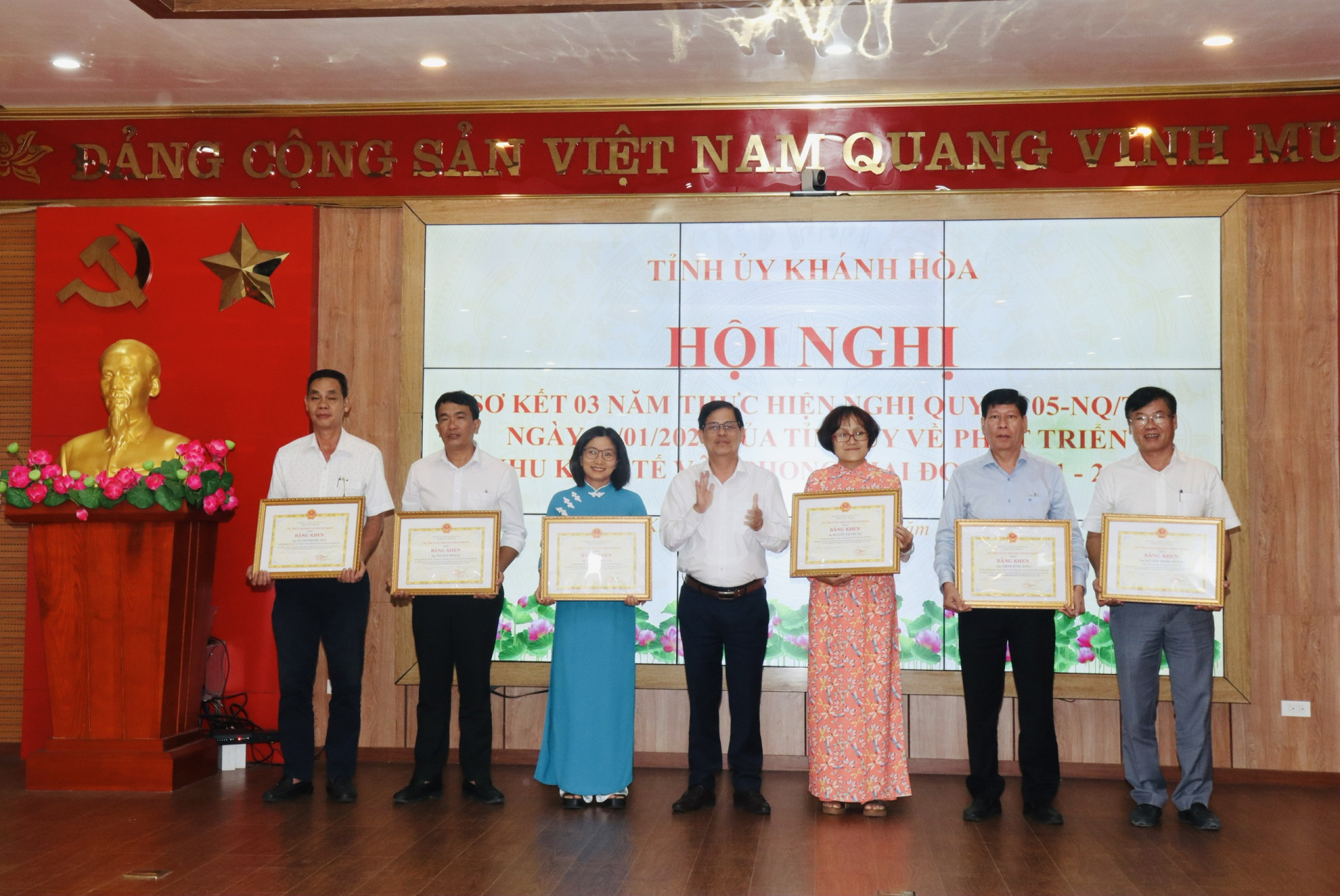 Chủ tịch UBND tỉnh Nguyễn Tấn Tuân tặng Bằng khen cho các cá nhân có thành tích trong việc tham mưu triển khai Nghị quyết 05 của Tỉnh ủy về phát triển Khu kinh tế Vân Phong giai đoạn 2021 – 2025.