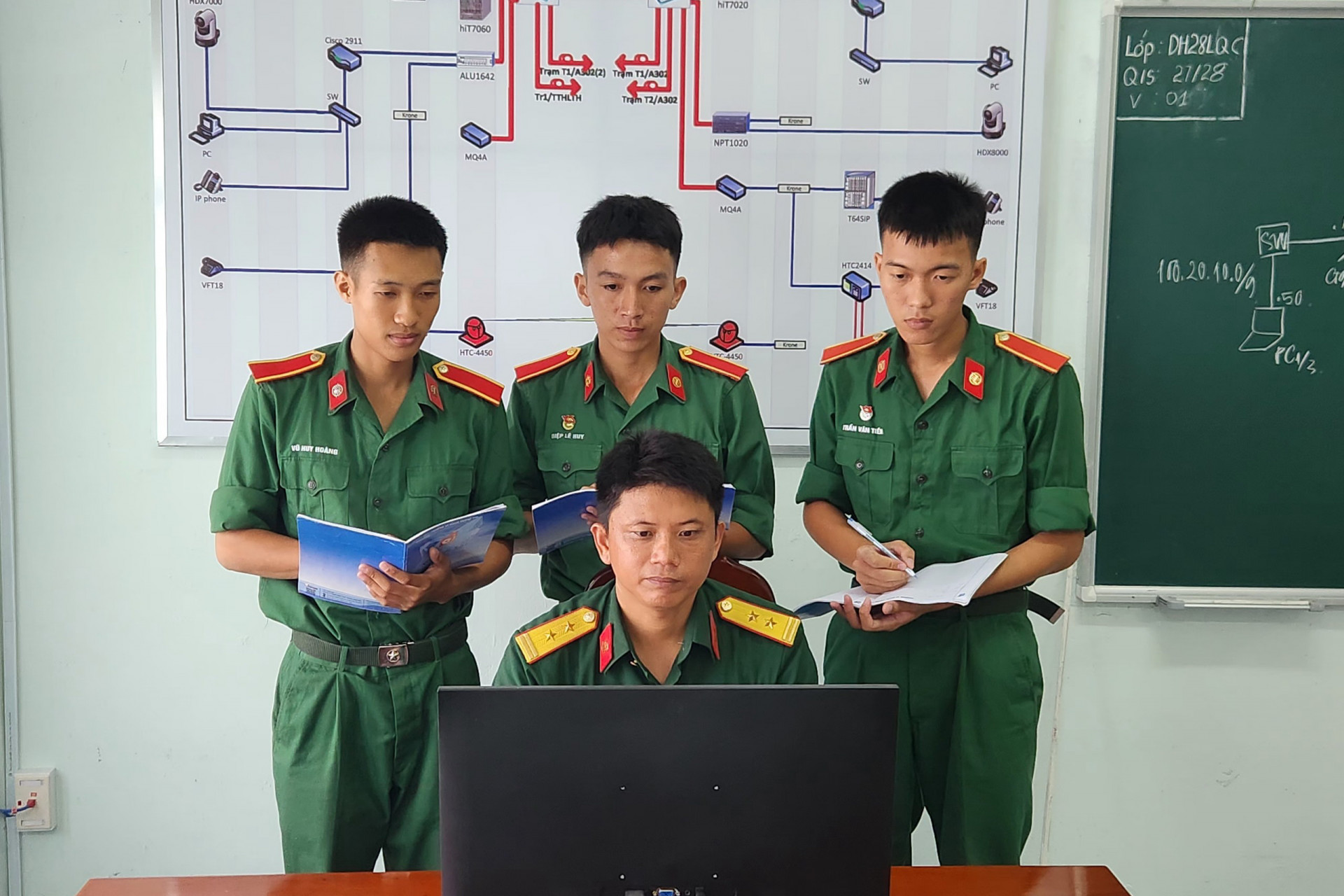 Trung tá Trần Văn Vĩnh hướng dẫn học viên nghiên cứu khoa học.