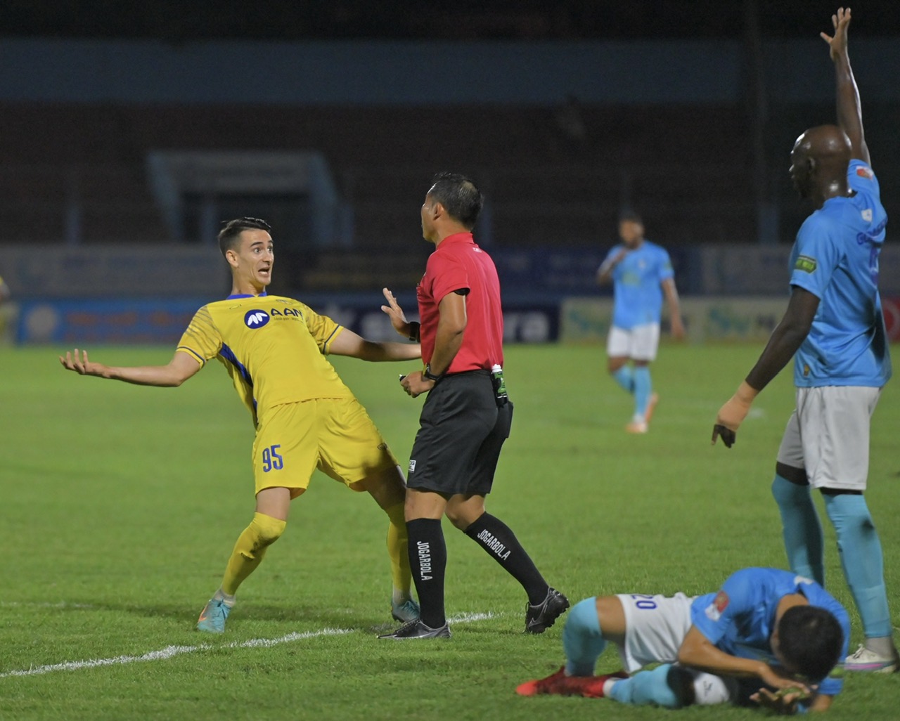 Lại “nóng” chuyện trọng tài ở V.League 1