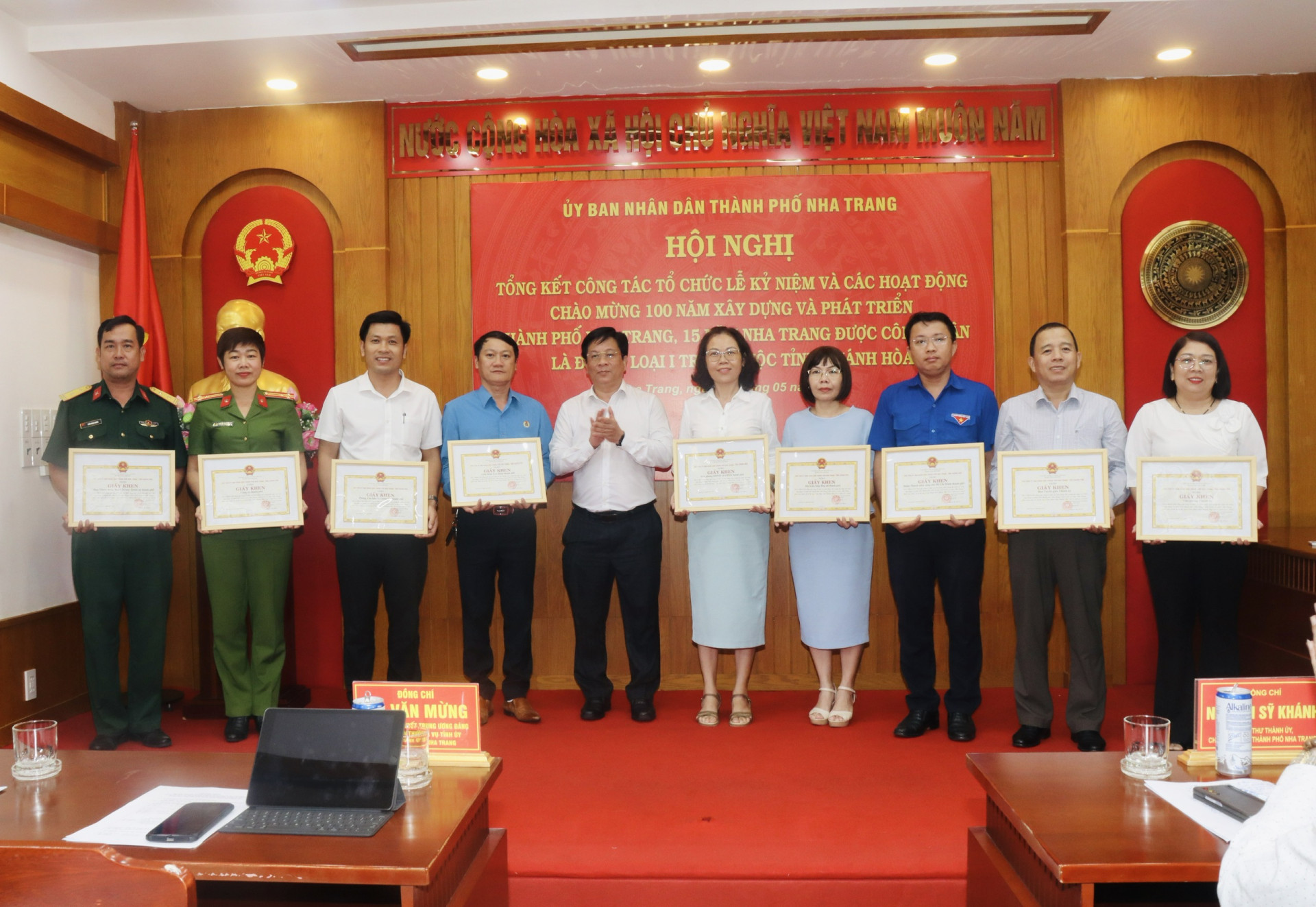 Bí thư Thành ủy Nha Trang Hồ Văn Mừng trao Giấy khen cho các tập thể có thành tích xuất sắc trong công tác tổ chức Lễ kỷ niệm 100 năm xây dựng và phát triển TP. Nha Trang

