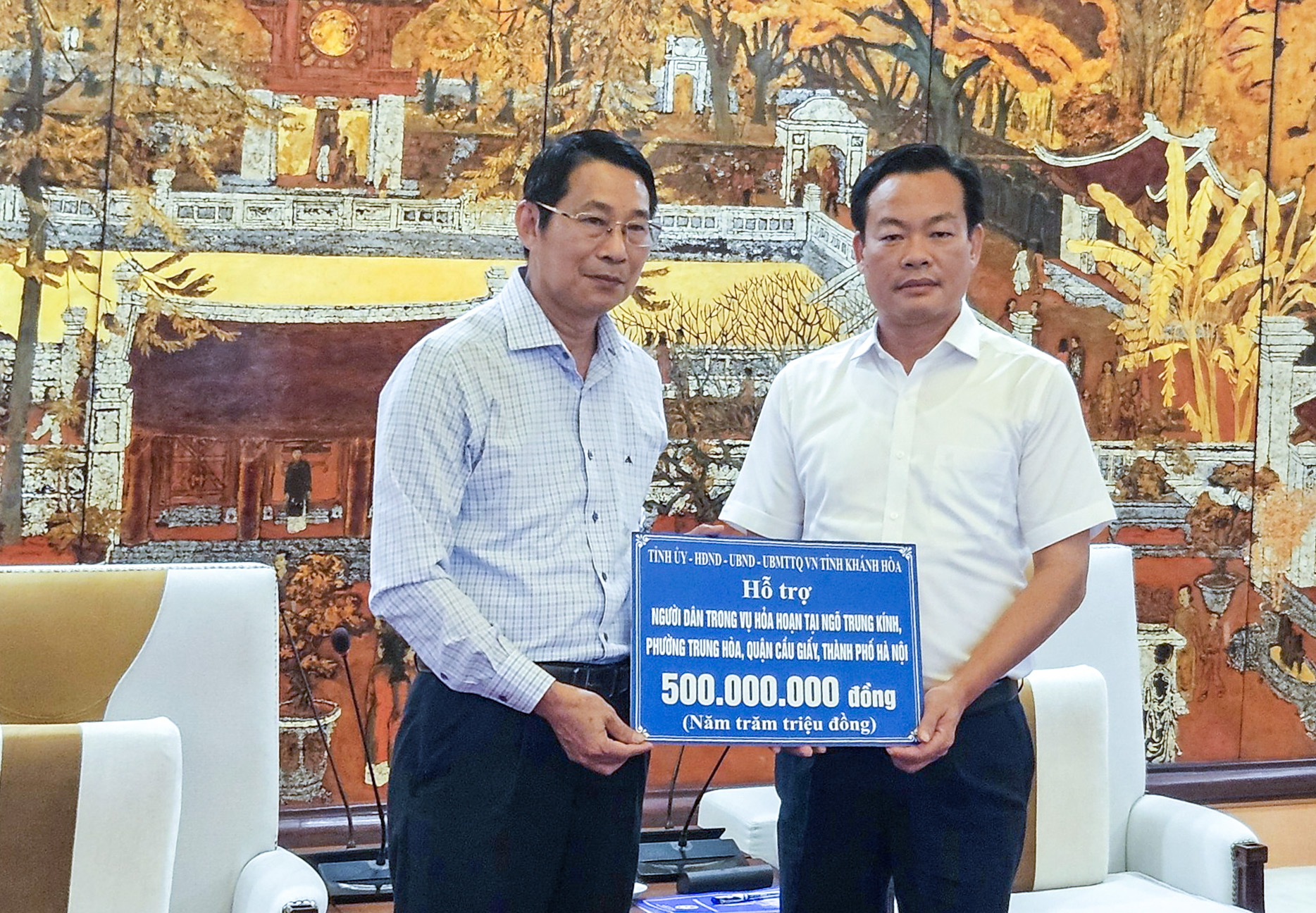 Ông Đinh Văn Thiệu trao bảng tượng trung số kinh phí hỗ trợ các gia đình nạn nhân cho đại diện TP. Hà Nội. Ảnh: Văn phòng UBND tỉnh cung cấp.