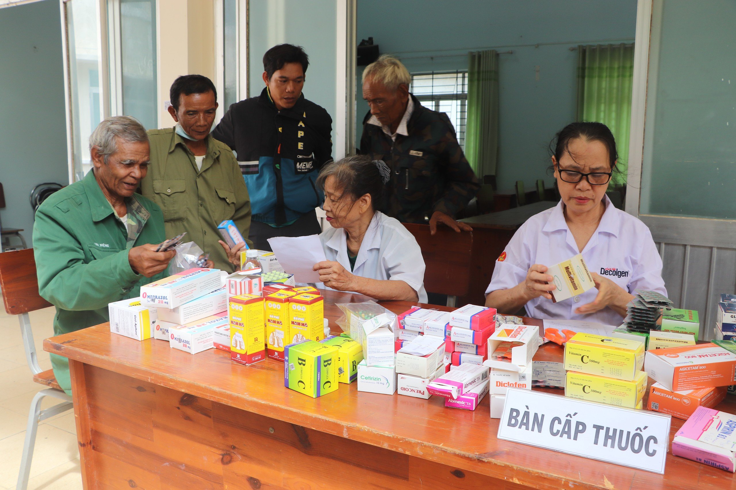 Hội Cựu chiến binh tỉnh Khánh Hòa:: Khám bệnh, phát thuốc miễn phí cho hơn 100 cán bộ, hội viên và đối tượng chính sách