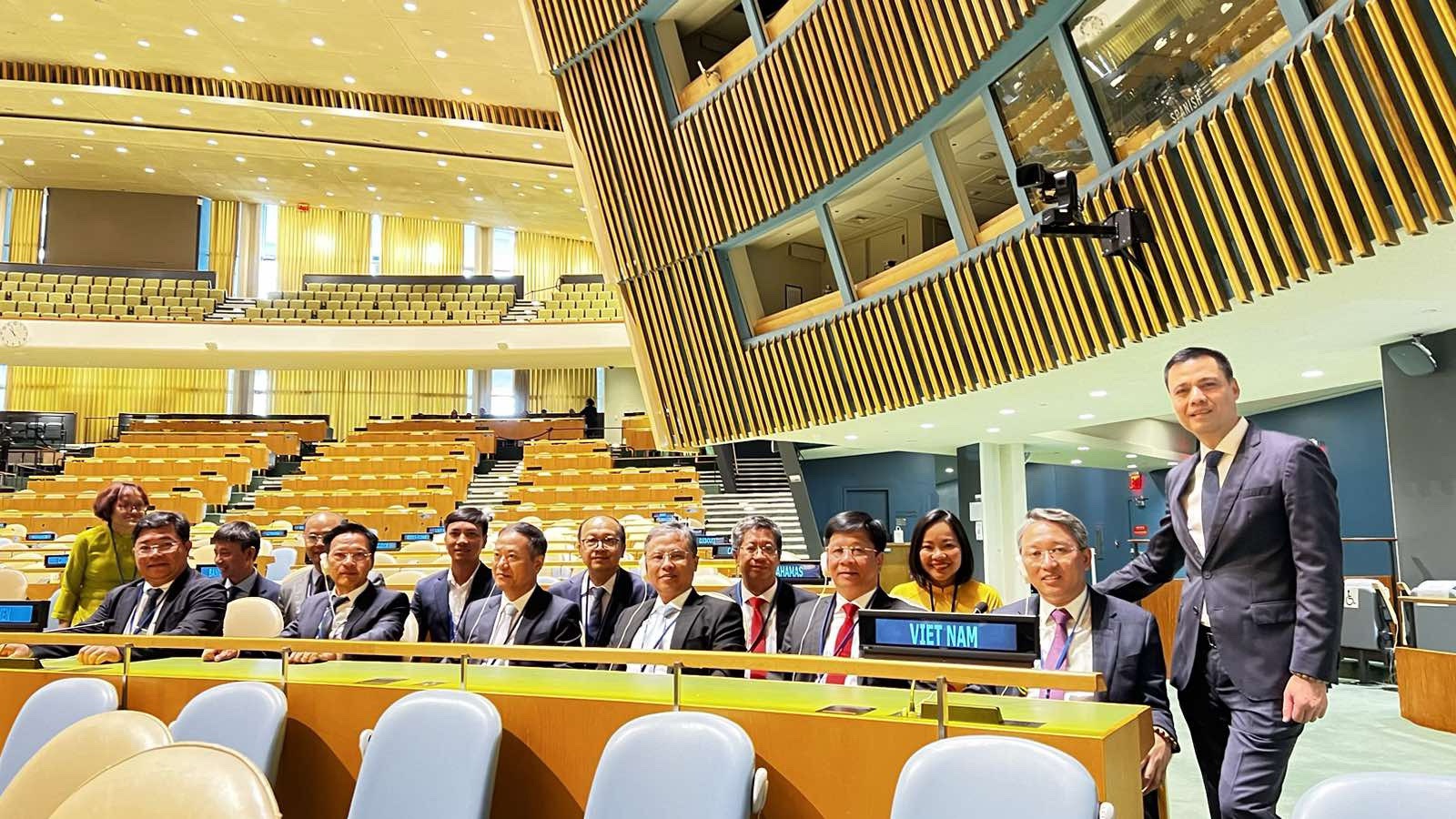 Đoàn chụp ảnh lưu niệm tại phòng  họp Đại hội đồng Liên hiệp quốc.