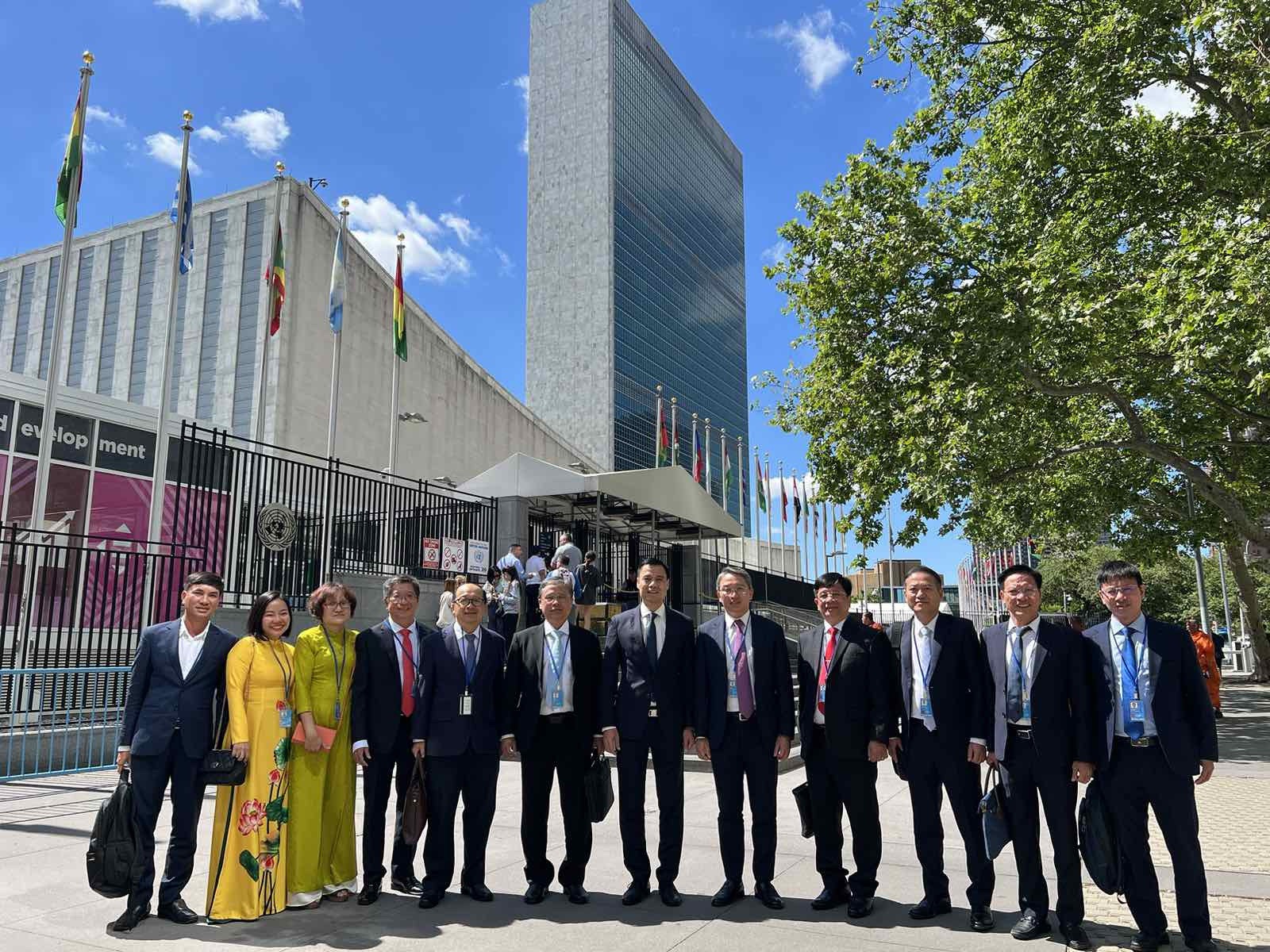 Đoàn công tác chụp ảnh lưu niệm trước Toà nhà Liên hiệp quốc.