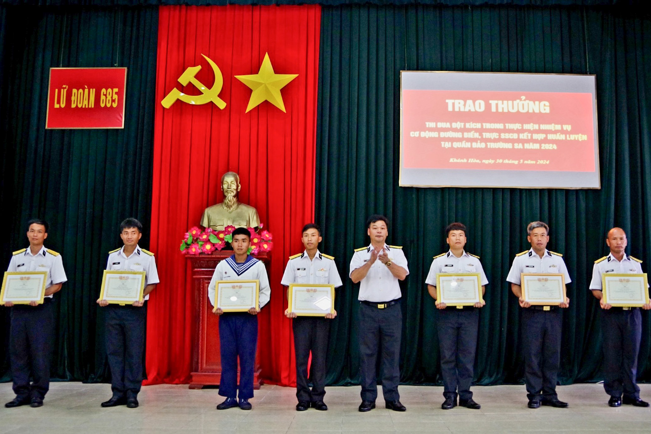 Trao thưởng cho các tập thể, cá nhân có thành tích trong thực hiện nhiệm vụ huấn luyện dã ngoại.