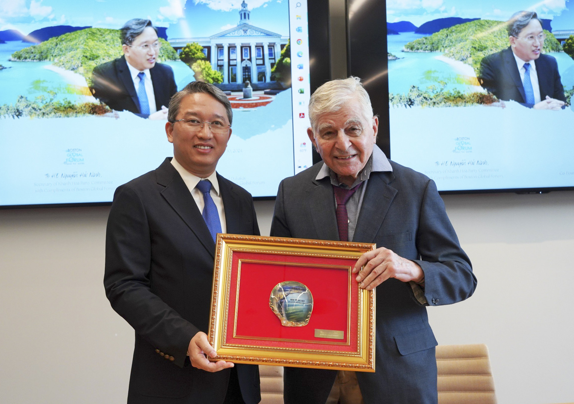 Bí thư Tỉnh ủy Nguyễn Hải Ninh tặng quà lưu niệm cho nguyên Thống đốc Michael Dukakis, Đồng sáng lập và Chủ tịch Diễn đàn toàn cầu Boston.