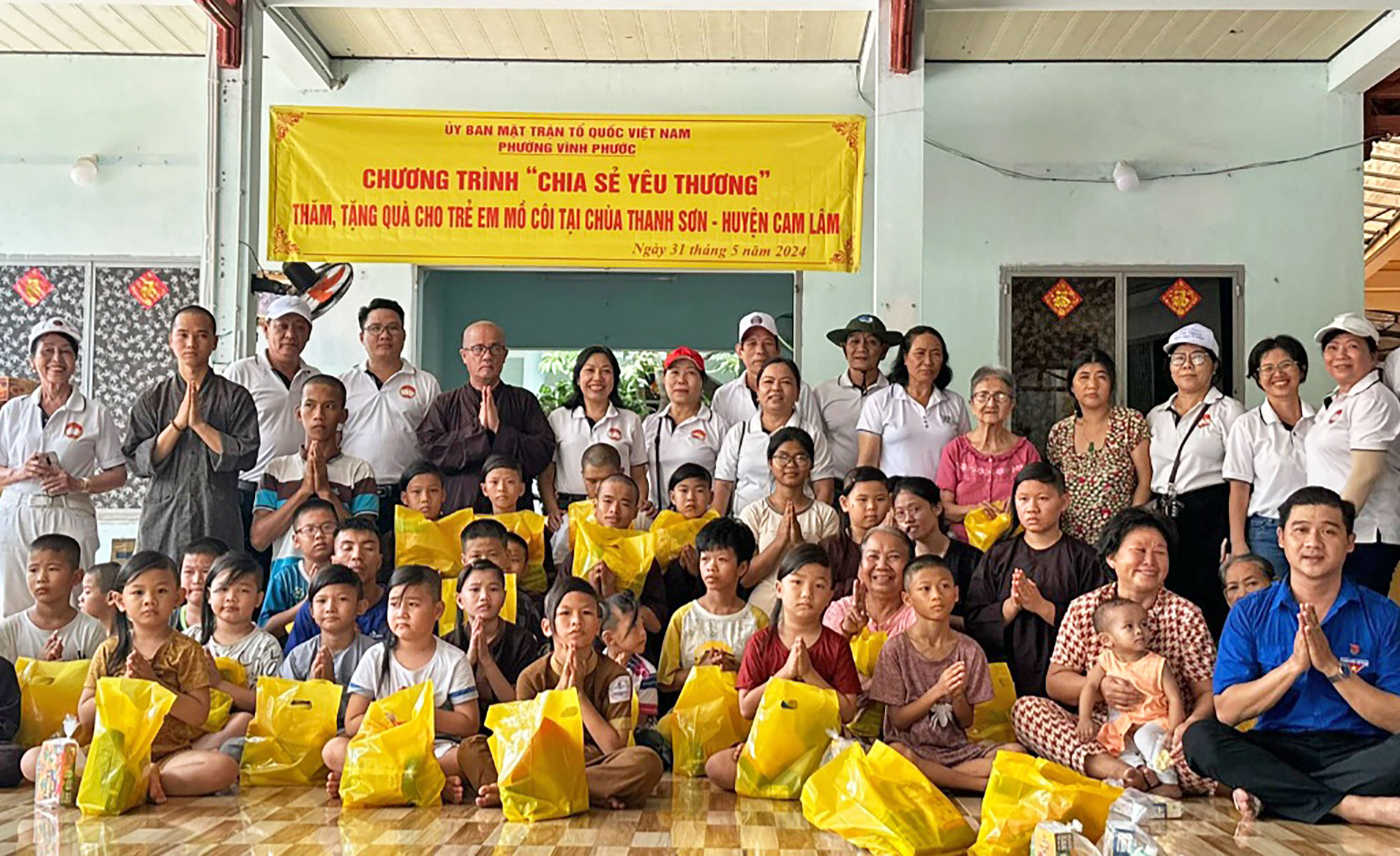 Phường Vĩnh Phước thăm, tặng quà cho trẻ mồ côi ở Cam Lâm