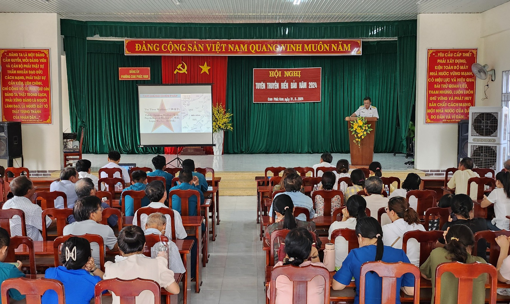 Tuyên truyền về biển, đảo cho hơn 100 cán bộ, đảng viên, người dân phường Cam Phúc Nam