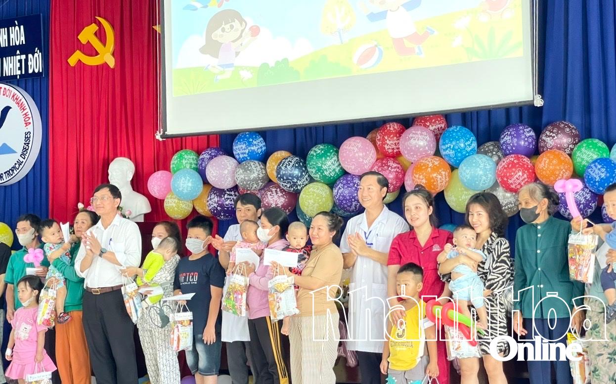Lãnh đạo Bệnh viện Bệnh nhiệt đới tỉnh trao tặng quà cho các bệnh nhi