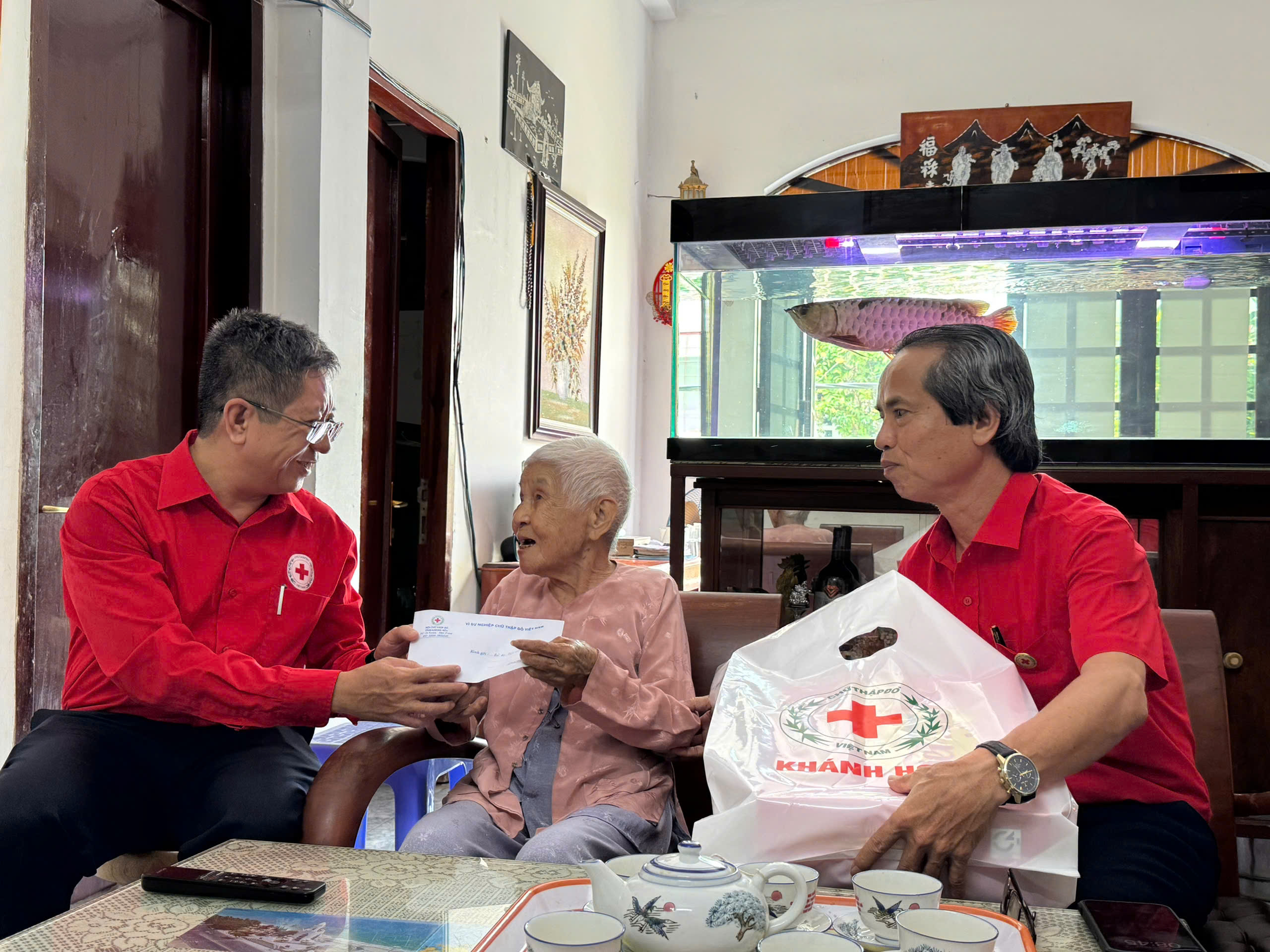 Hội Chữ thập đỏ tỉnh Khánh Hòa: Thăm, tặng quà cho Bà mẹ Việt Nam Anh hùng Lê Thị Liên