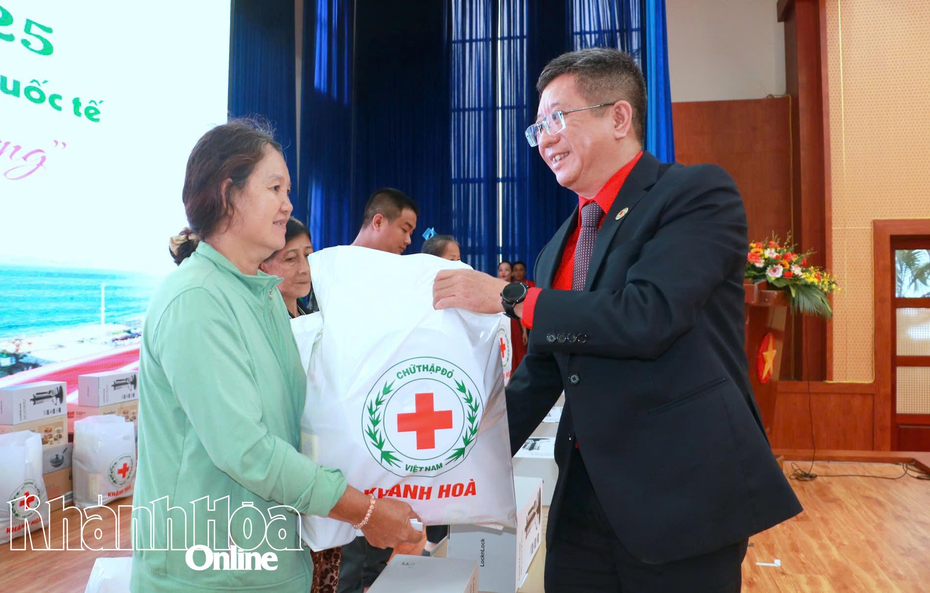 Lãnh đạo Hội Chữ thậpd dỏ tỉnh trao quà cho người dân có hoàn cảnh khó khăn tại lễ phát động