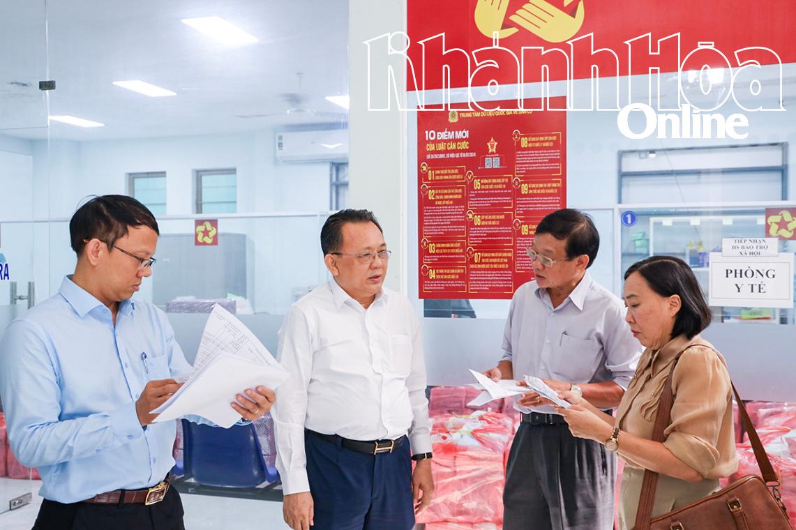 Đồng chí Lê Hữu Hoàng đi kiểm tra thực tế tại cơ sở nhà đất số 16 Quang Trung.