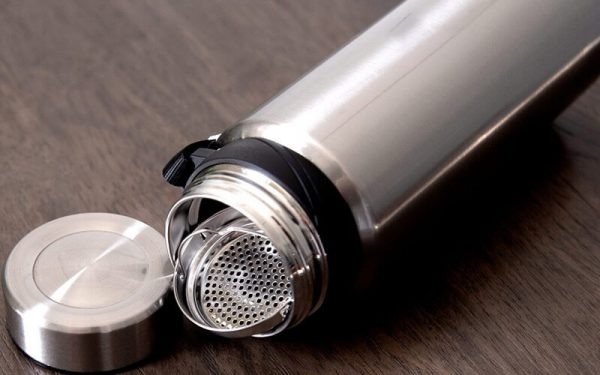 Kiểm tra nắp bình bằng cách lắc nhẹ để phát hiện rò rỉ hơi nước.