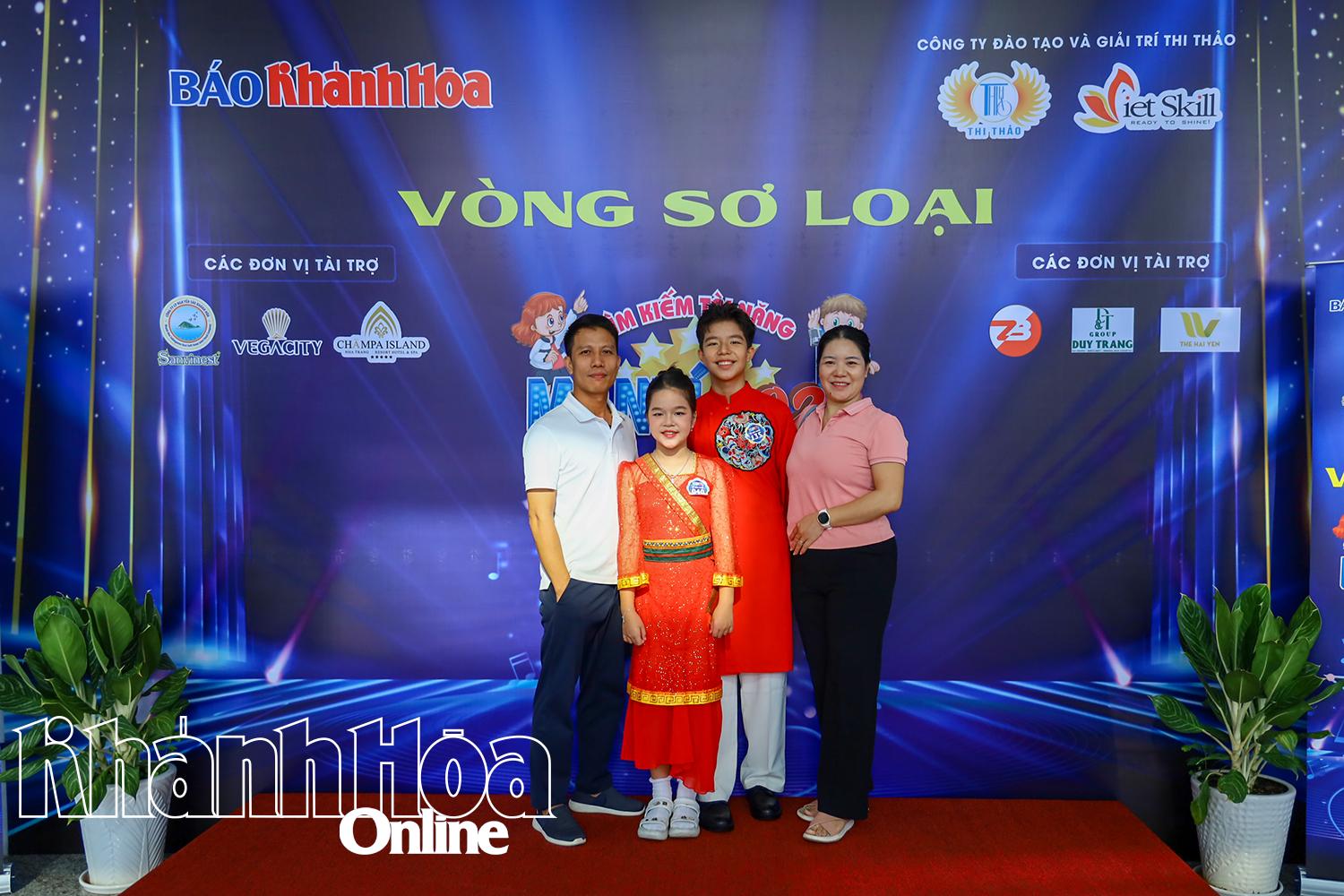 Thí sinh cùng gia đình chụp hình kỷ niệm tại cuộc thi.