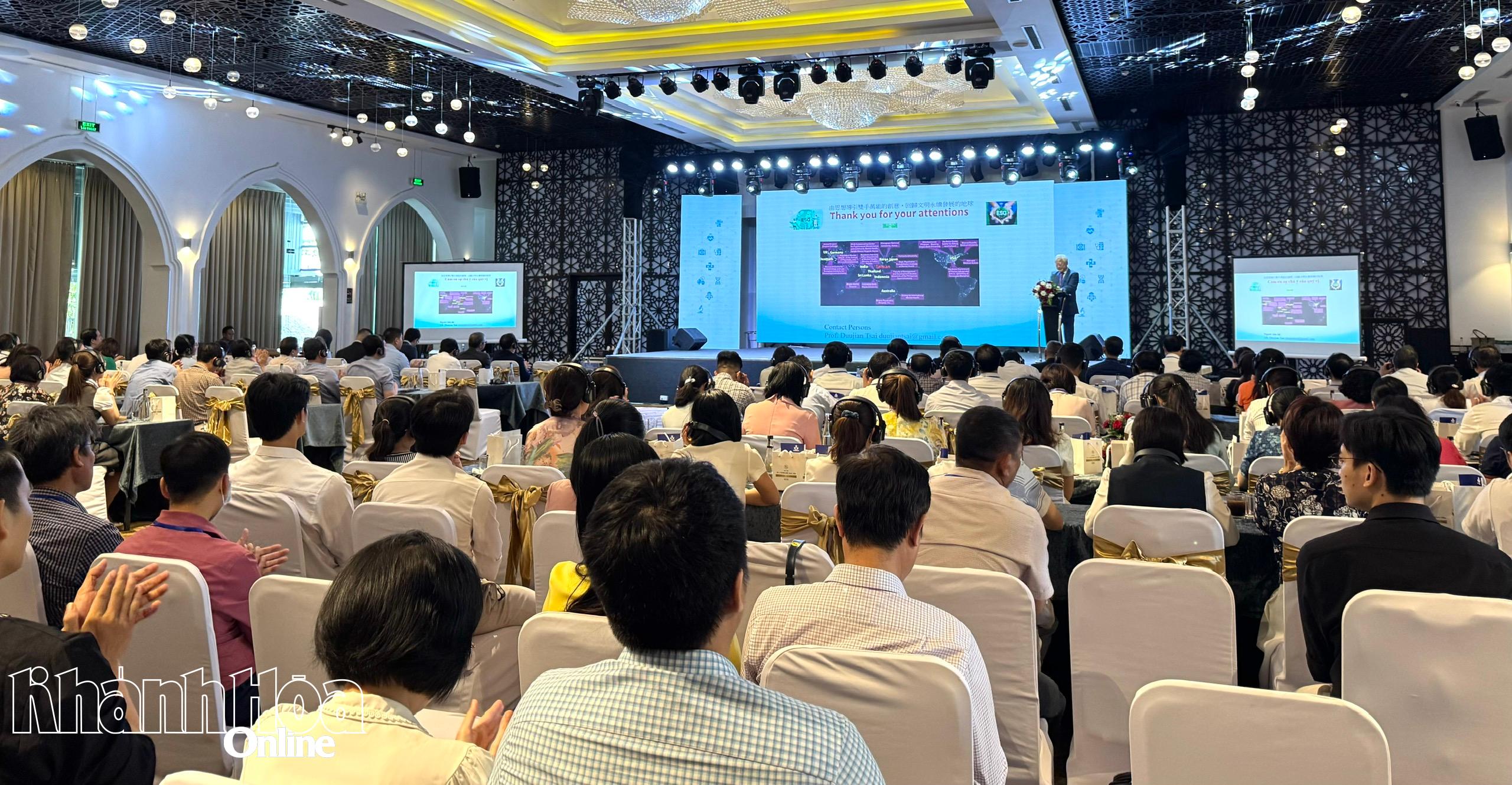 Báo cáo viên báo cáo chuyên đề về xây dựng bệnh viện thông minh