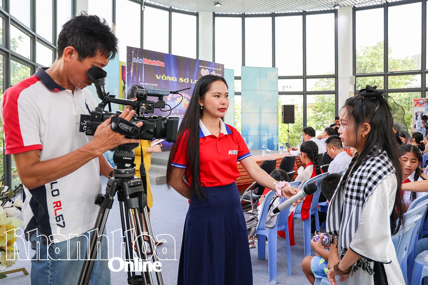 Thí sinh trả lời phỏng vấn của phóng viên Báo Khánh Hòa.