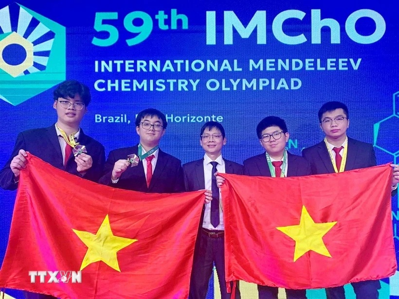 Cả bốn học sinh tham dự Olympic Hóa học Quốc tế Mendeleev lần thứ 59 đều đoạt huy chương. (Ảnh: TTXVN phát)